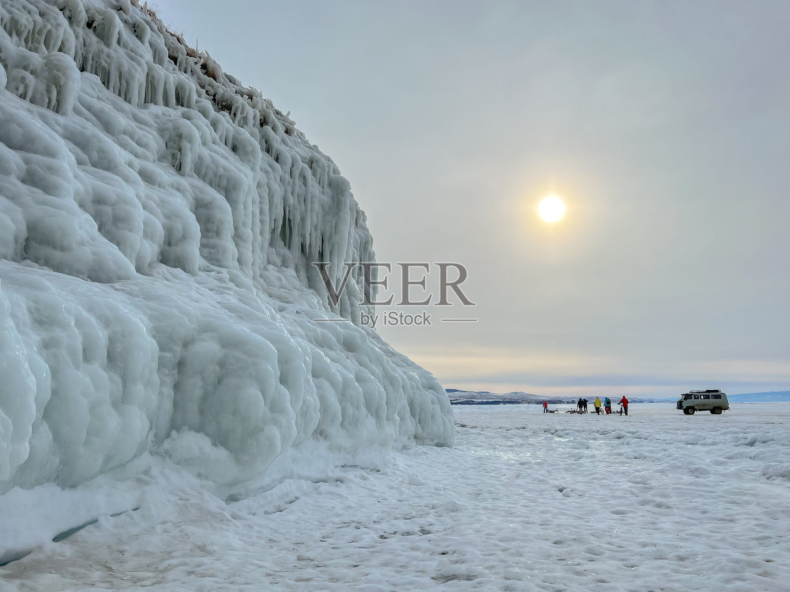 一辆白色面包车在雪覆盖的道路上行驶。照片摄影图片