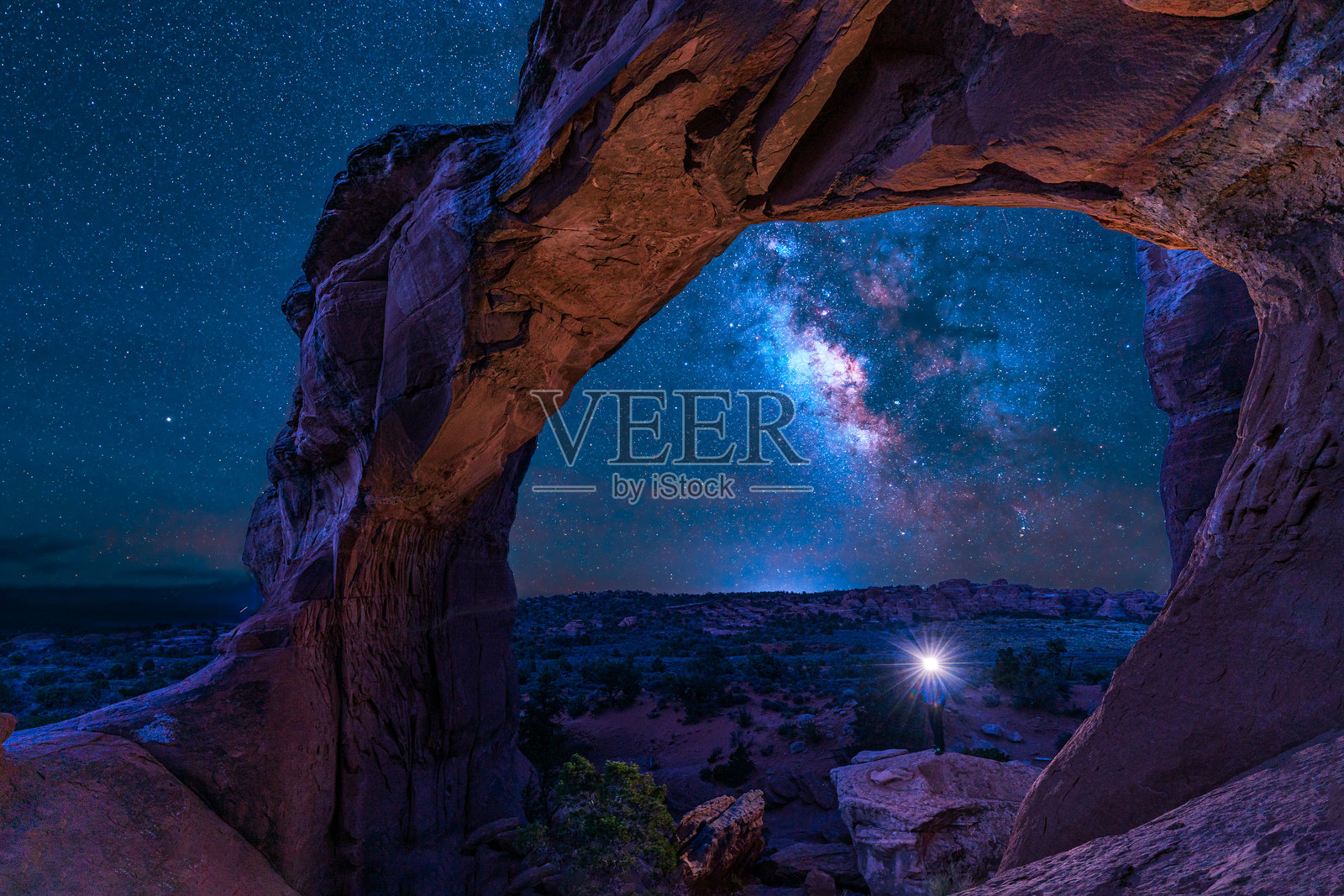 破损的拱形头灯照片摄影图片