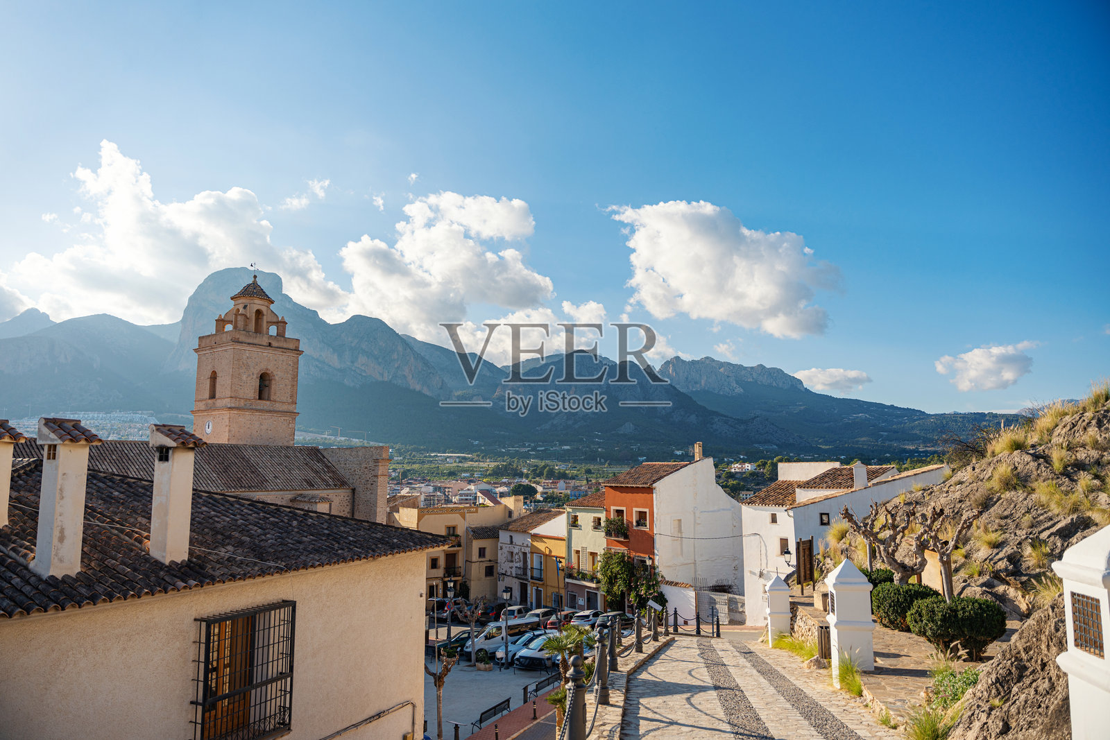 西班牙阿利坎特波洛普的美丽白色房屋村庄,地中海风格照片摄影图片