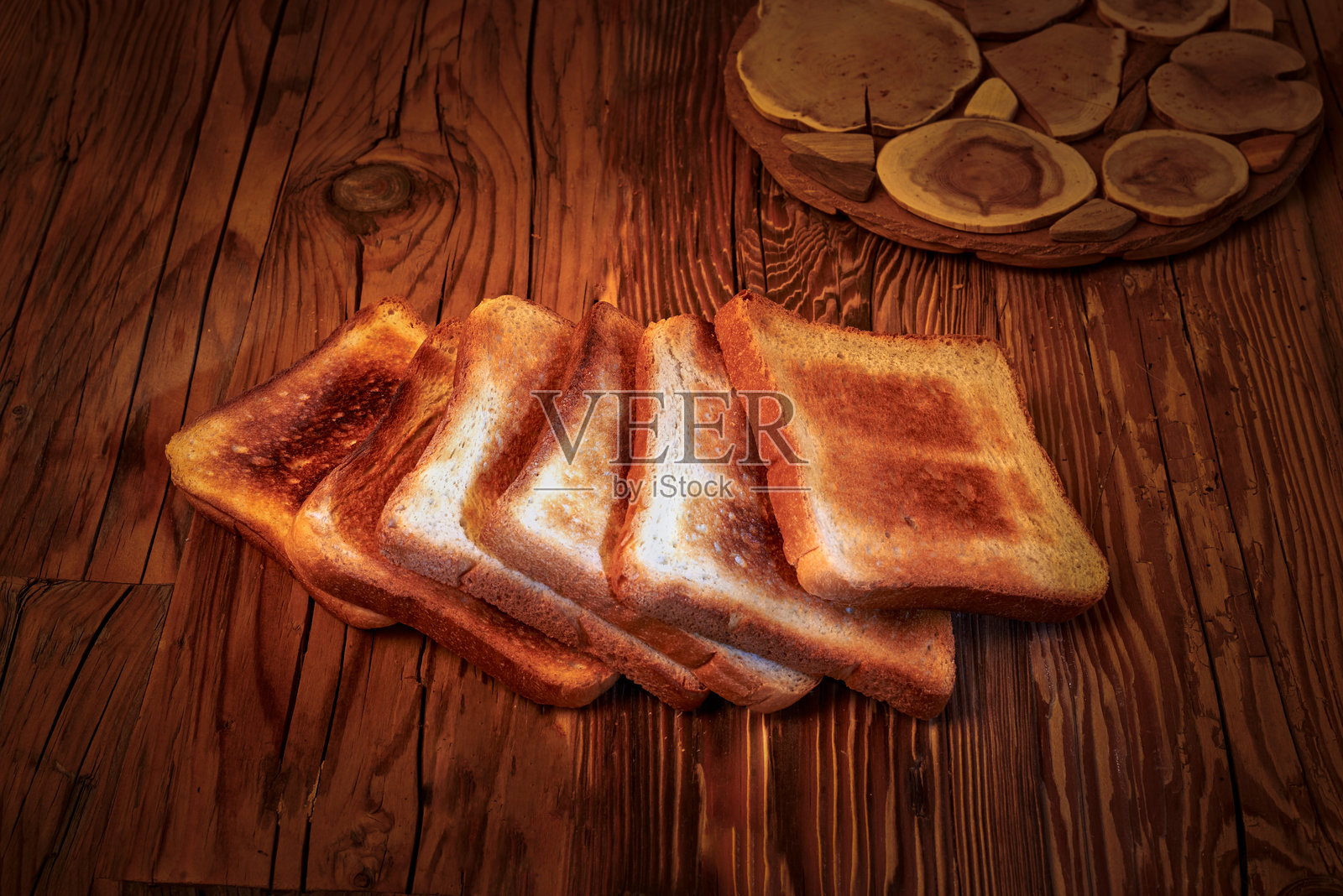 一堆烤面包放在木板上照片摄影图片