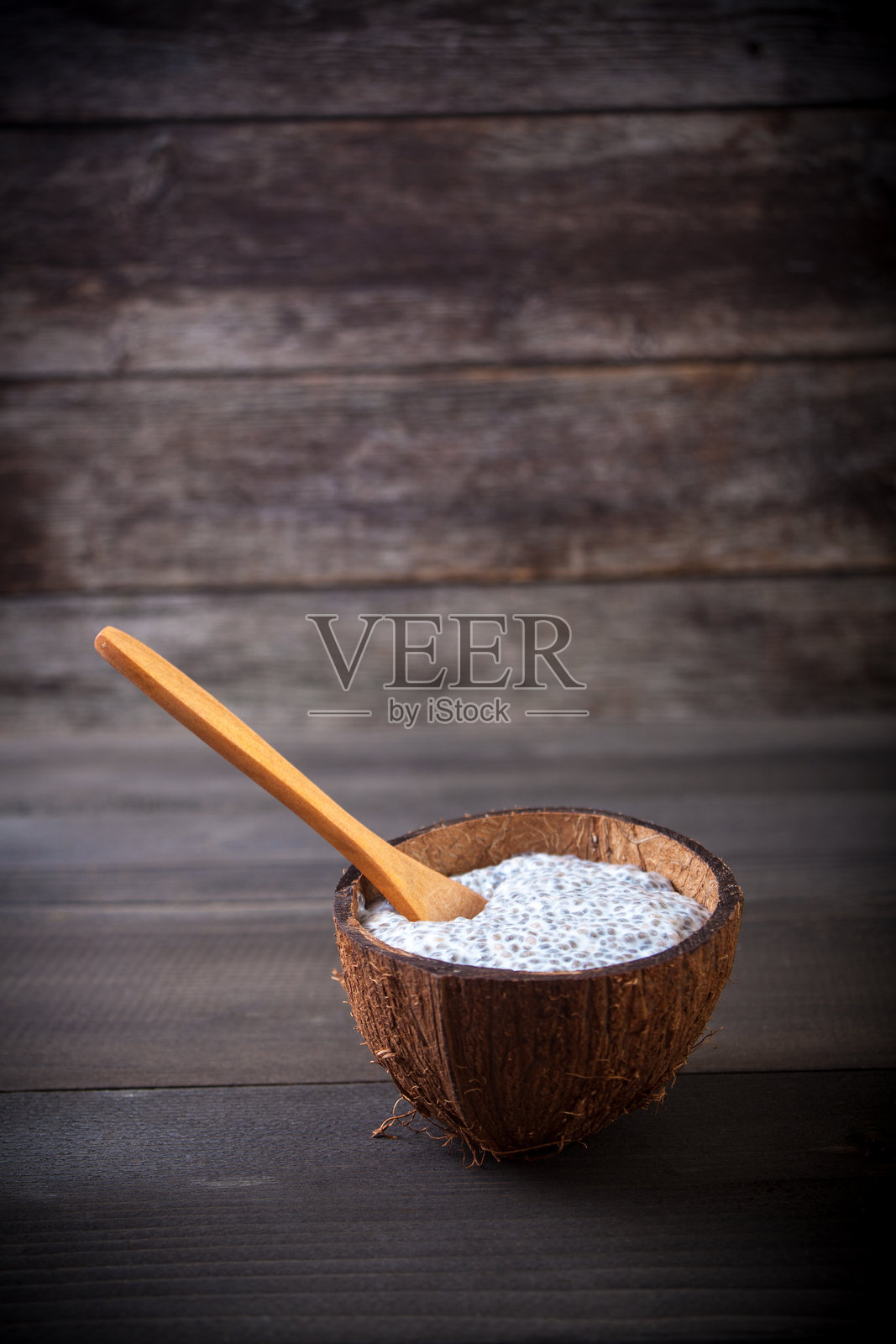 椰壳中的奇亚籽照片摄影图片