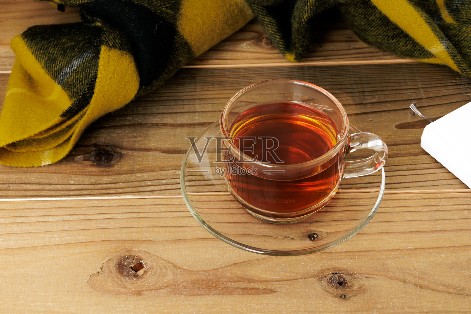 黄色围巾和热茶照片摄影图片