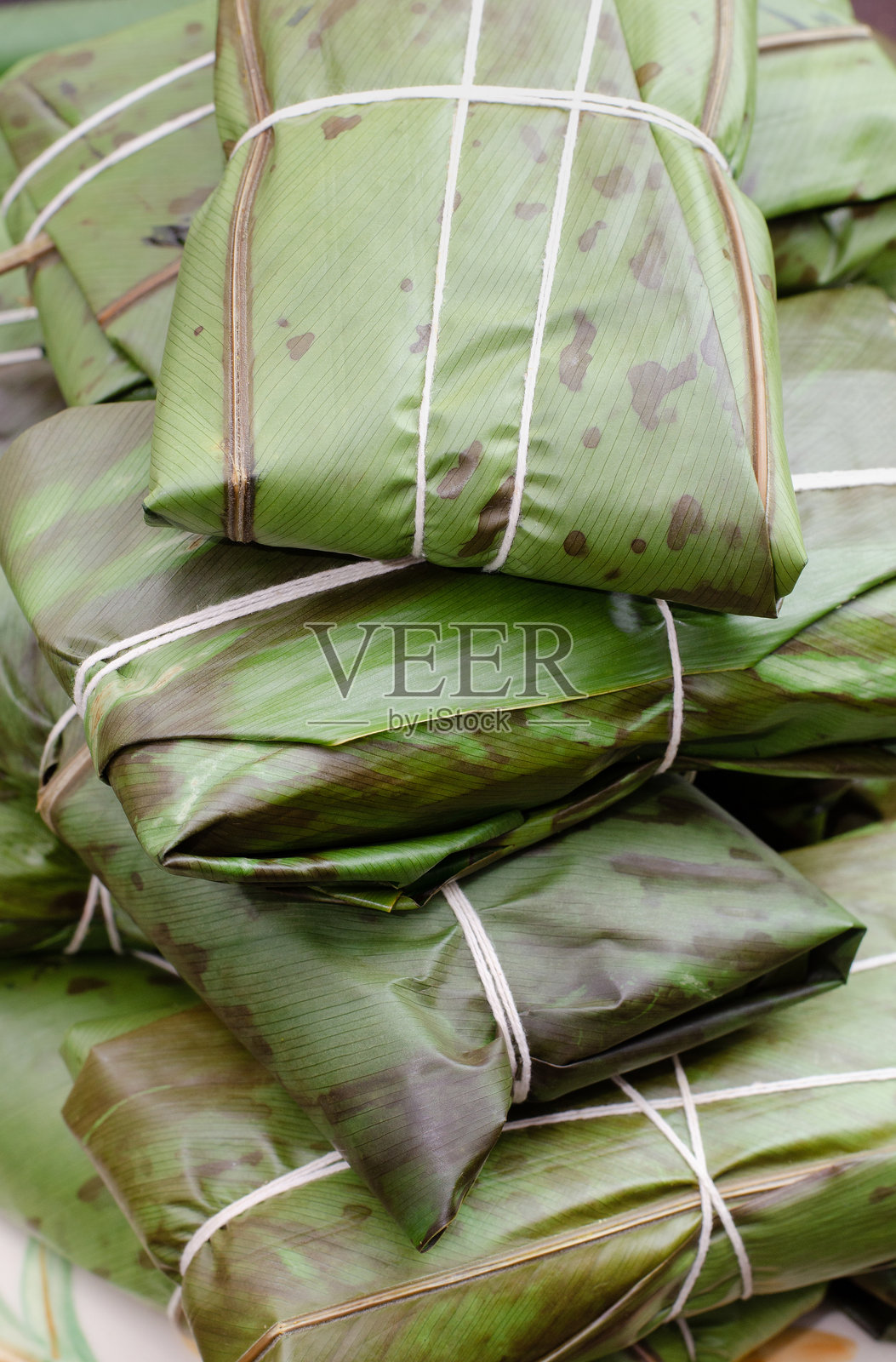 典型的哥伦比亚和墨西哥传统菜肴,由玉米面团制成,内馅为鸡肉、猪肉、猪肋骨和蔬菜;用香蕉叶包裹,蒸熟。照片摄影图片