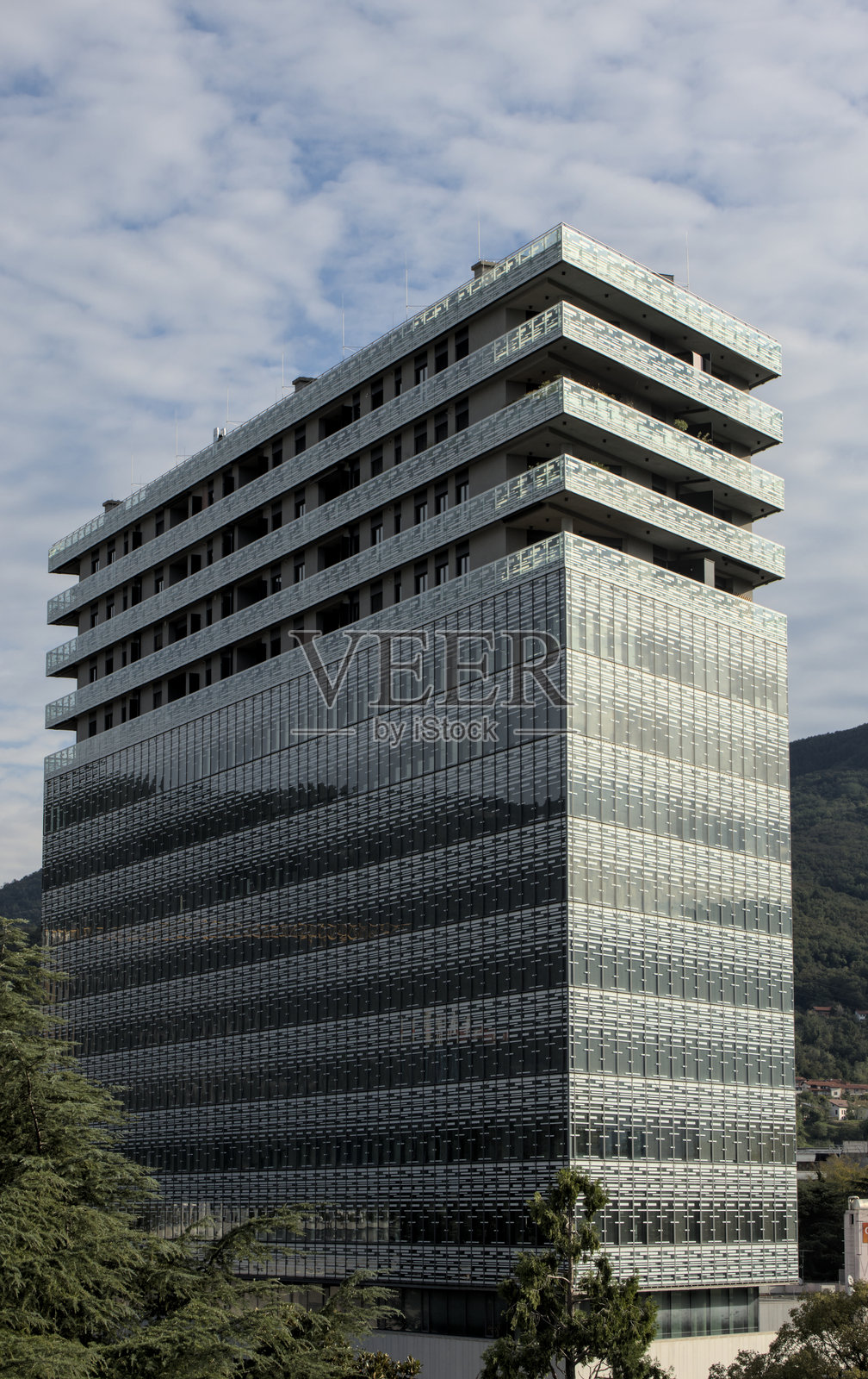 斯洛文尼亚诺瓦戈里察的高大现代玻璃摩天大楼(玻璃、钢铁、混凝土建筑),方形块状设计照片摄影图片