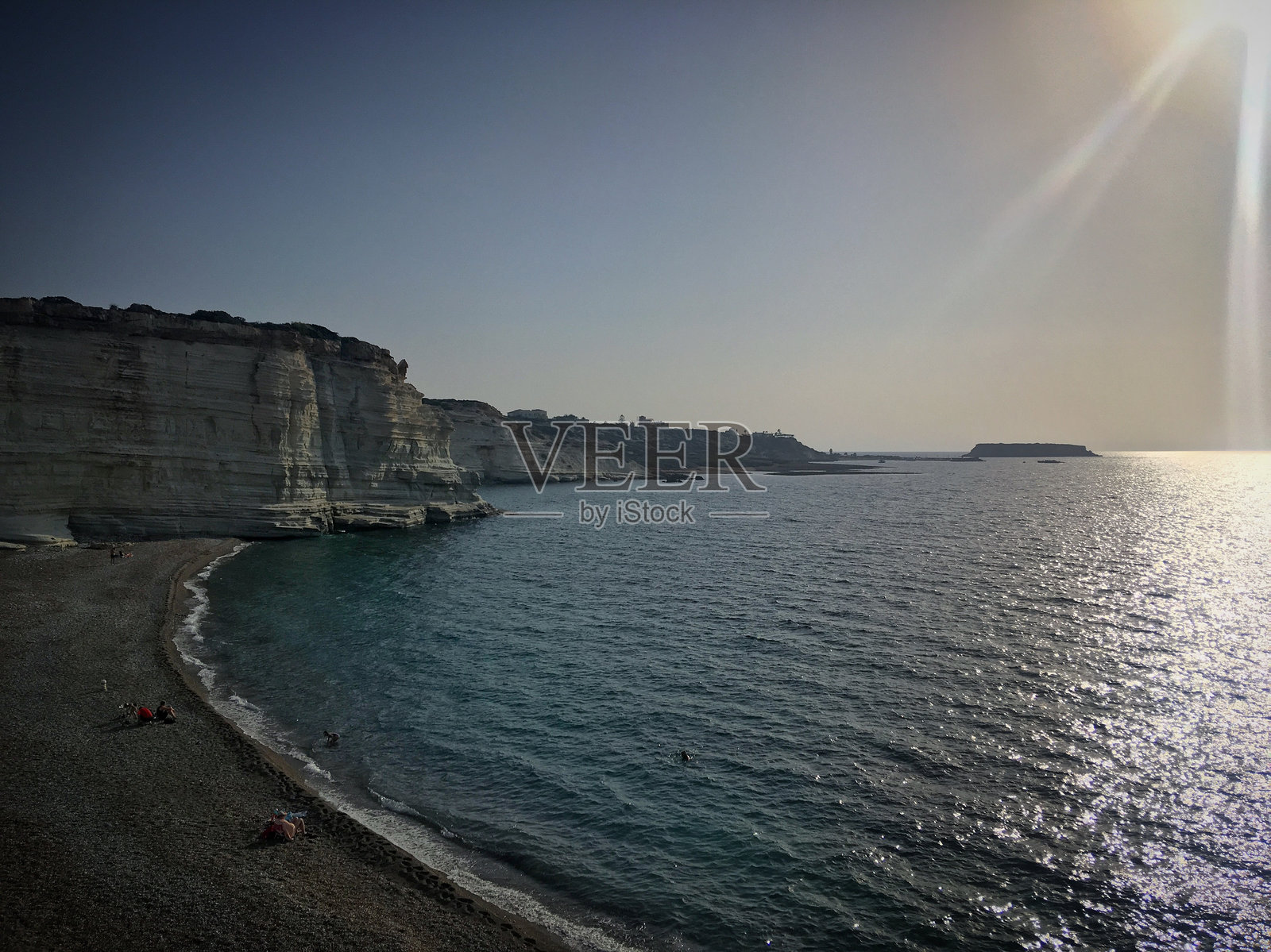 2018年11月,塞浦路斯帕福斯附近的地中海和白河海滩的俯瞰景观照片摄影图片