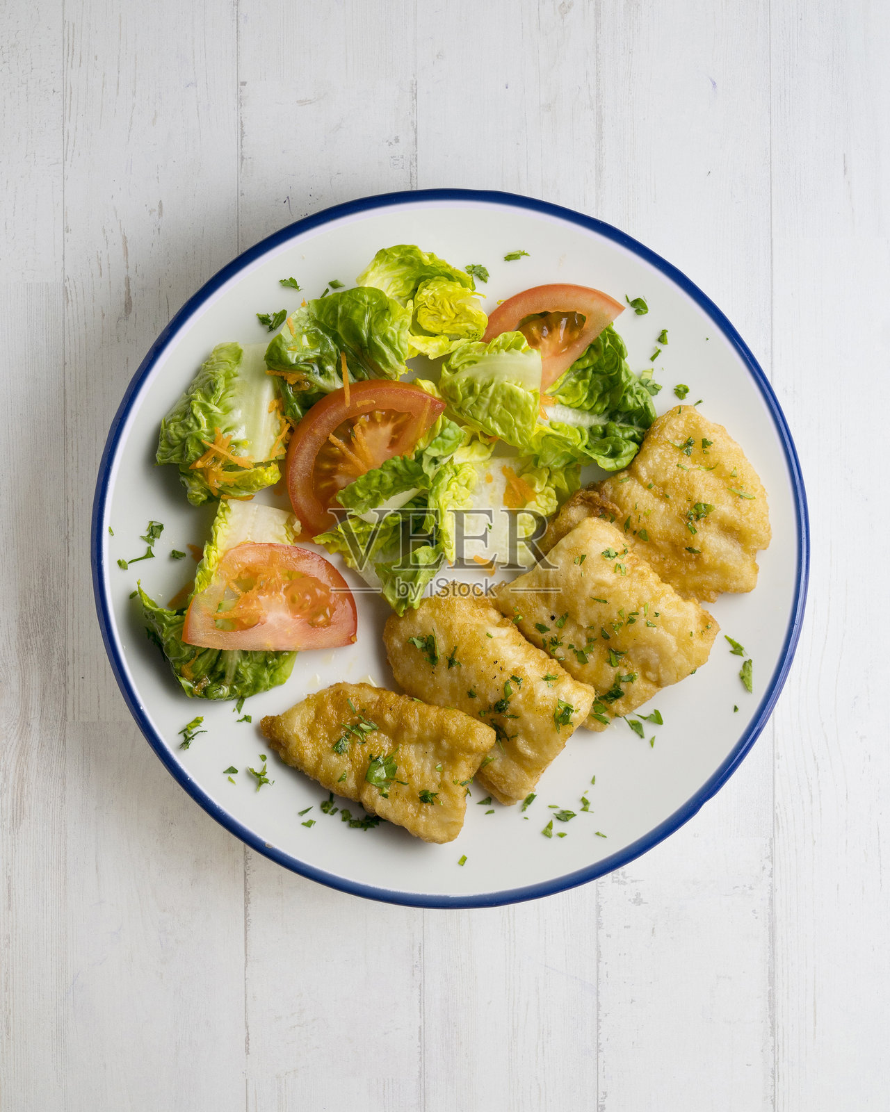 天妇罗鳕鱼块配沙拉。装饰的桌面俯视图。照片摄影图片