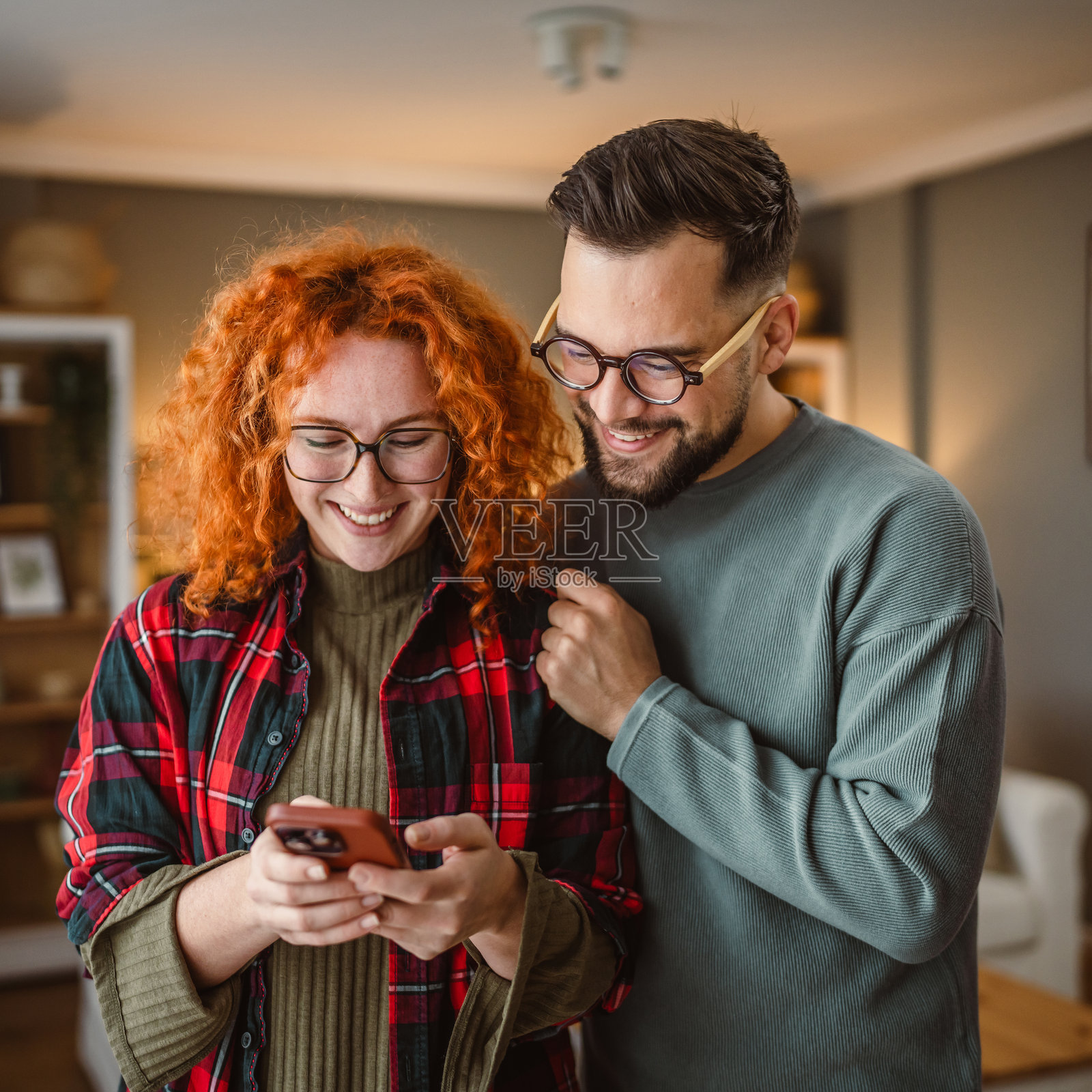 美丽幸福的情侣站在一起一起使用手机照片摄影图片