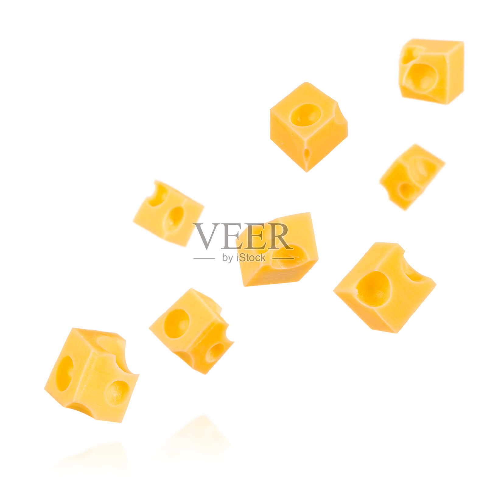 飞翔的奶酪块。带孔的奶酪立方体在白色背景上悬浮。照片摄影图片