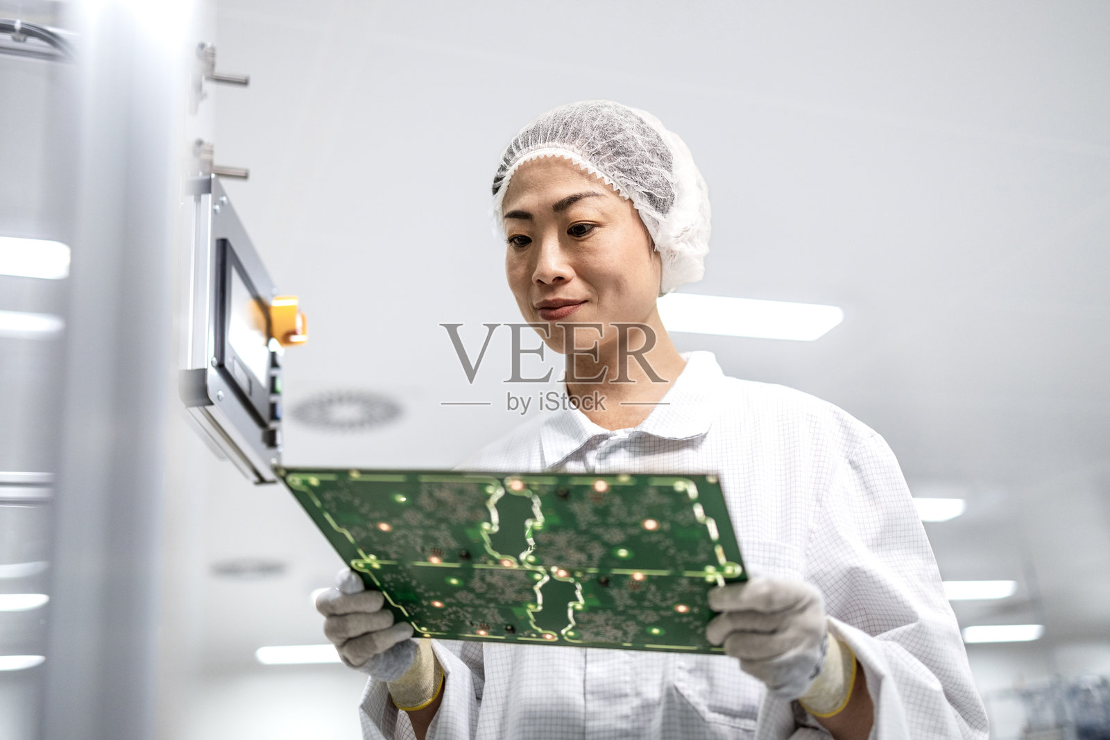 电子零件的生产与质量控制。照片摄影图片