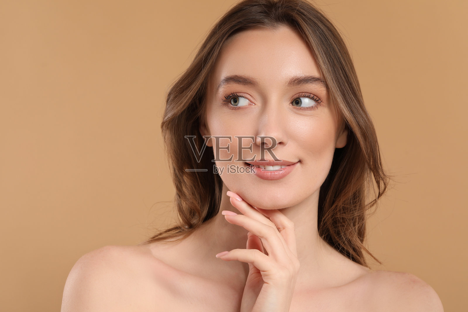 美丽的女性在米色背景下,肌肤健康,留有文字空间照片摄影图片