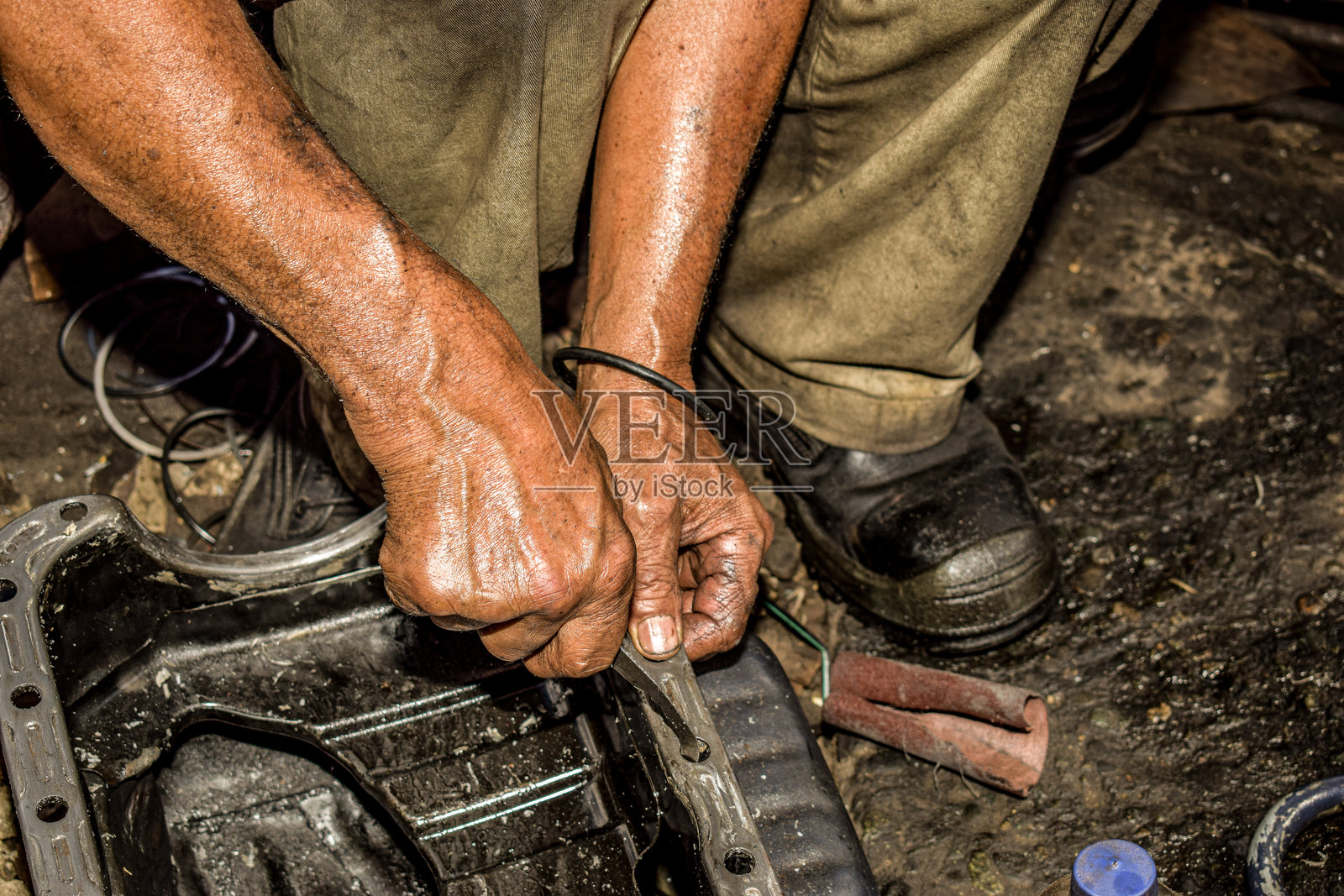 机械师的手在油底壳上工作特写照片摄影图片
