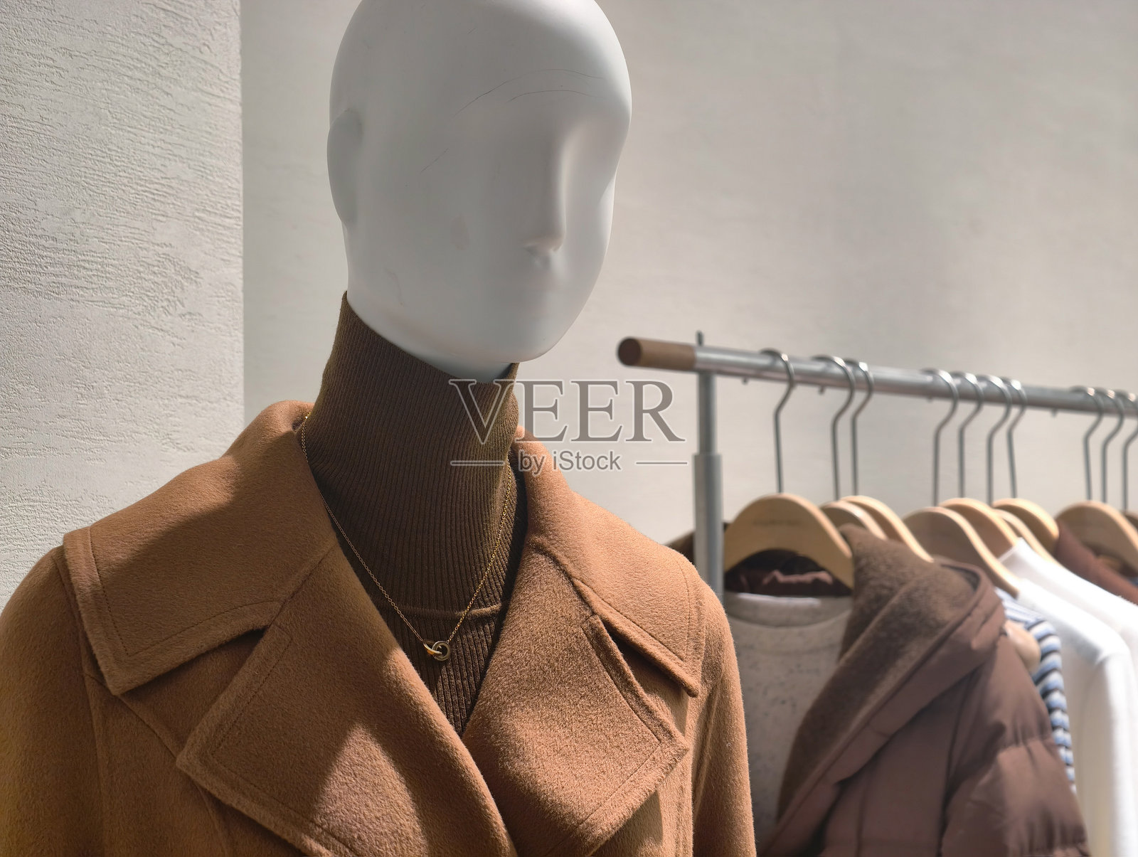 服装店里的模特照片摄影图片