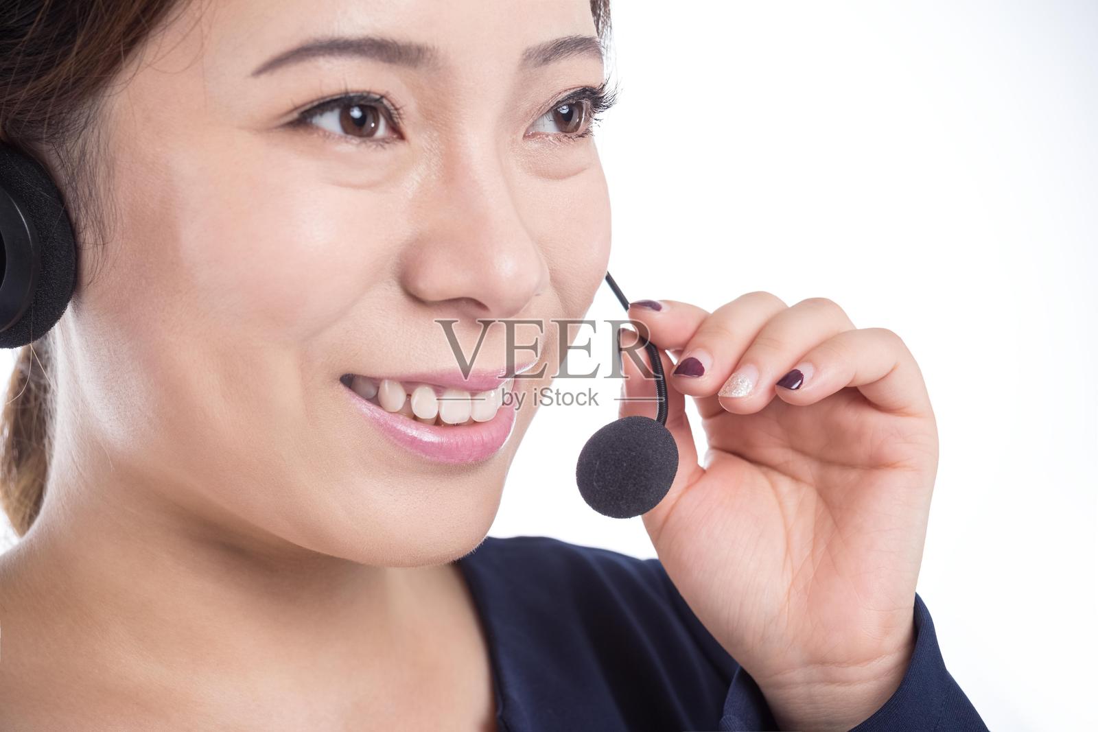 一位美丽的亚洲客服代表佩戴着耳机的肖像照片摄影图片