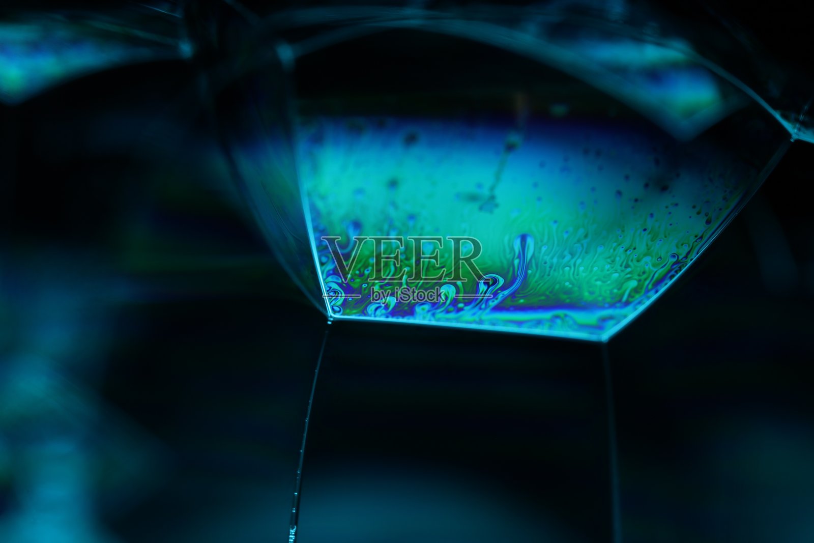 明亮的液体彩虹反射,微距拍摄,色散,超现实背景,奇幻的平滑运动照片摄影图片