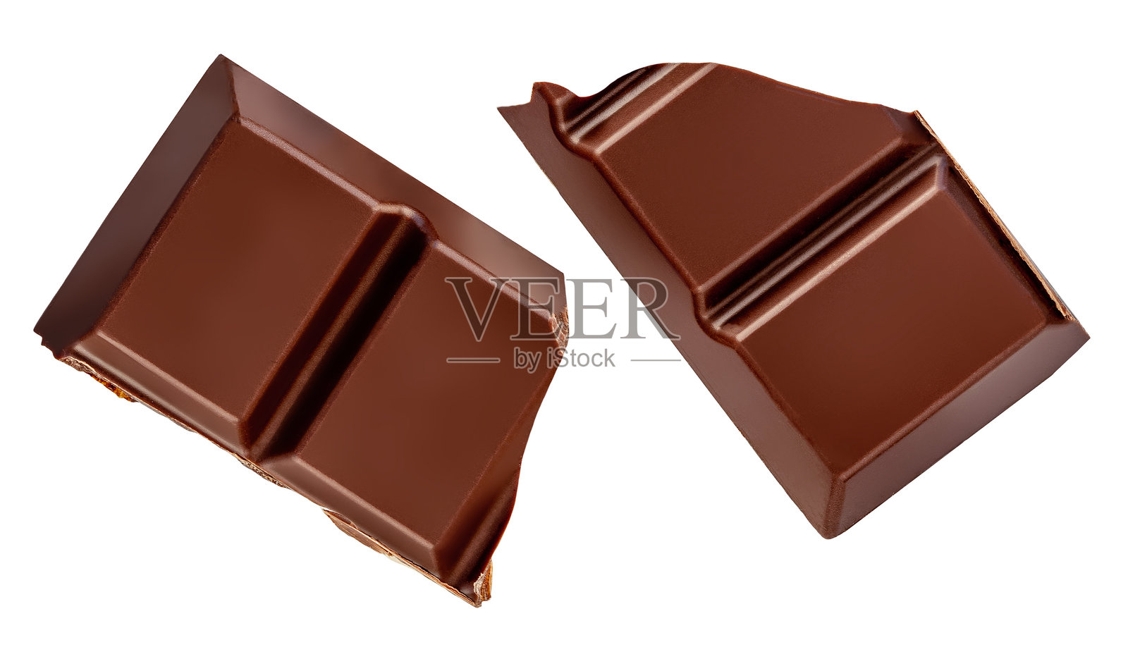 奢华的破碎巧克力块孤立在白色背景上。巧克力块的俯视图。平铺展示。照片摄影图片