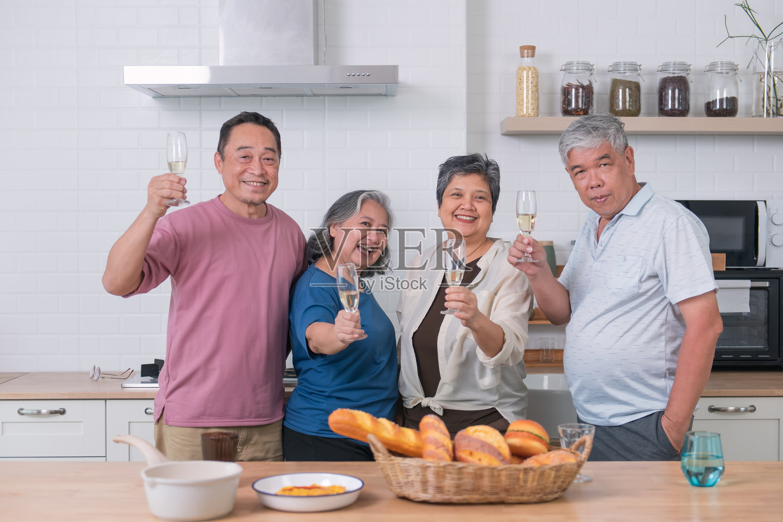 快乐的亚洲老年人一起用餐,喝酒庆祝照片摄影图片