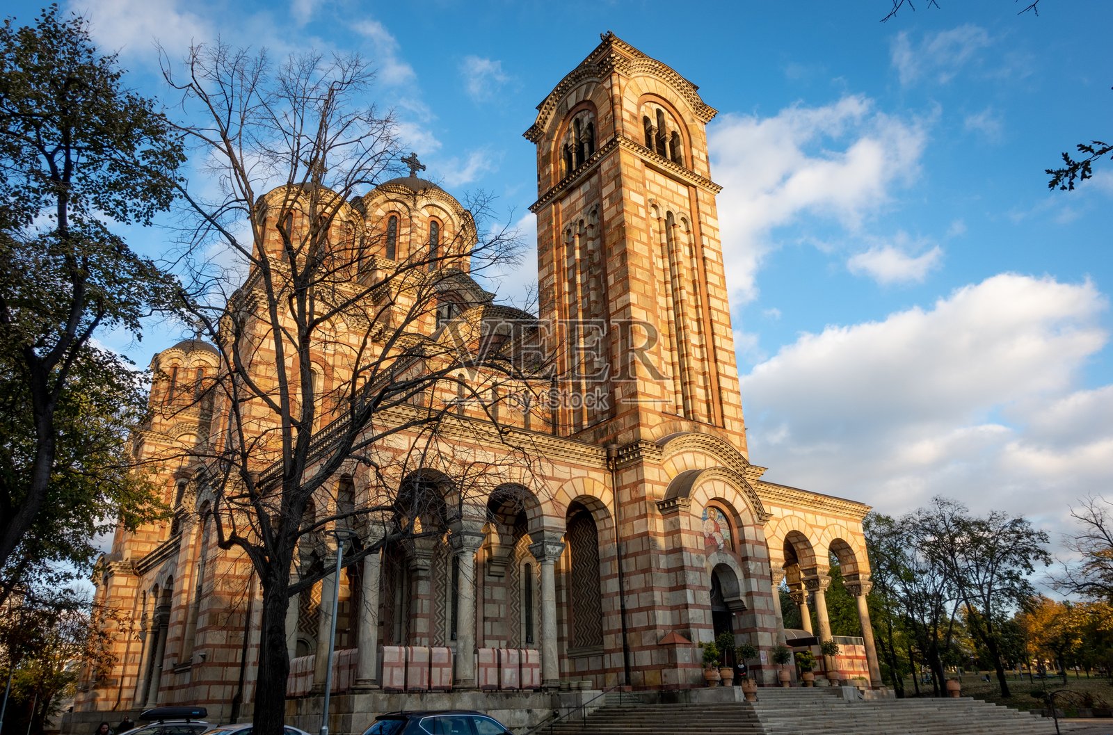 贝尔格莱德圣马库斯教堂。黄金时刻。塞尔维亚照片摄影图片