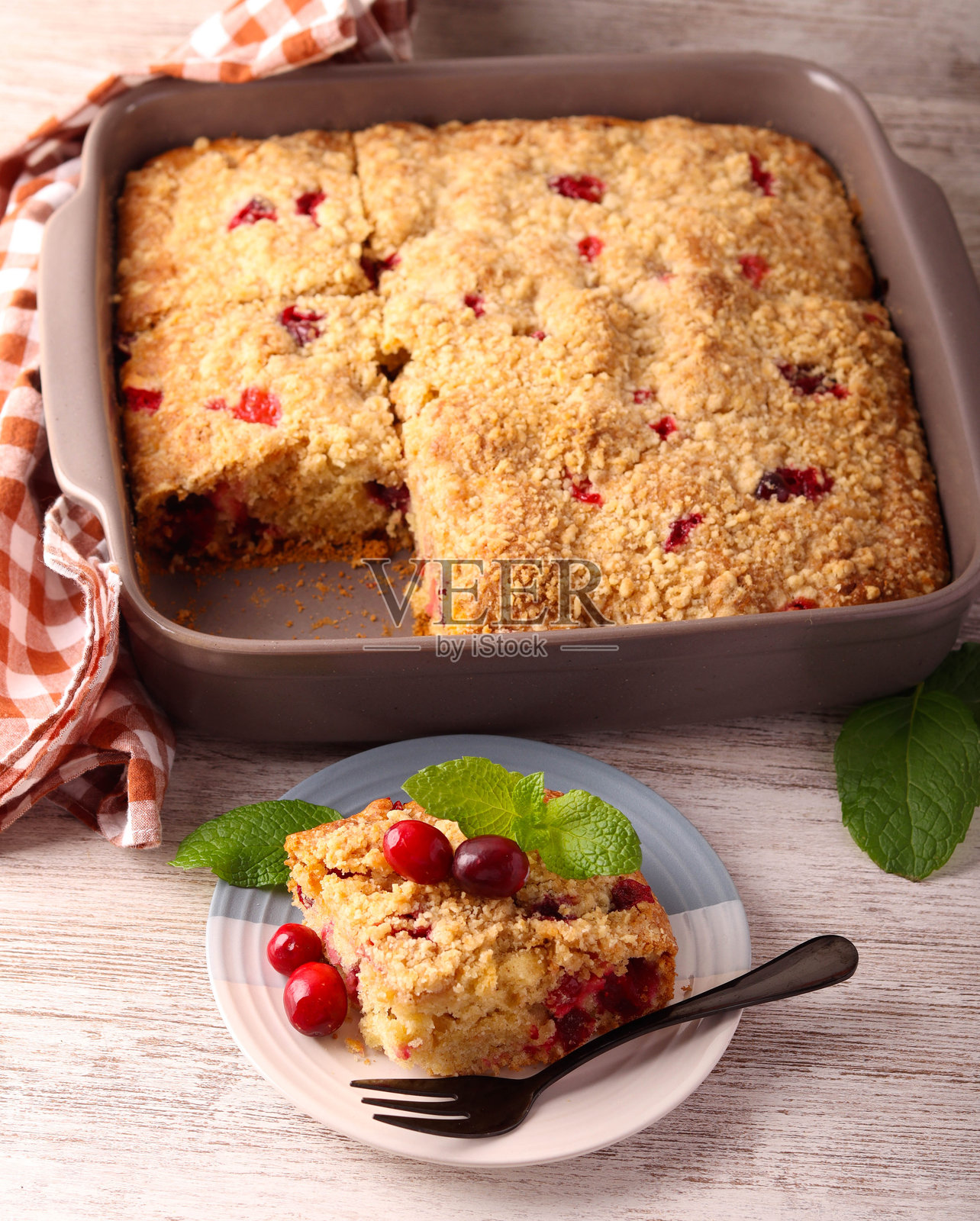 蔓越莓酥皮蛋糕,已上桌照片摄影图片