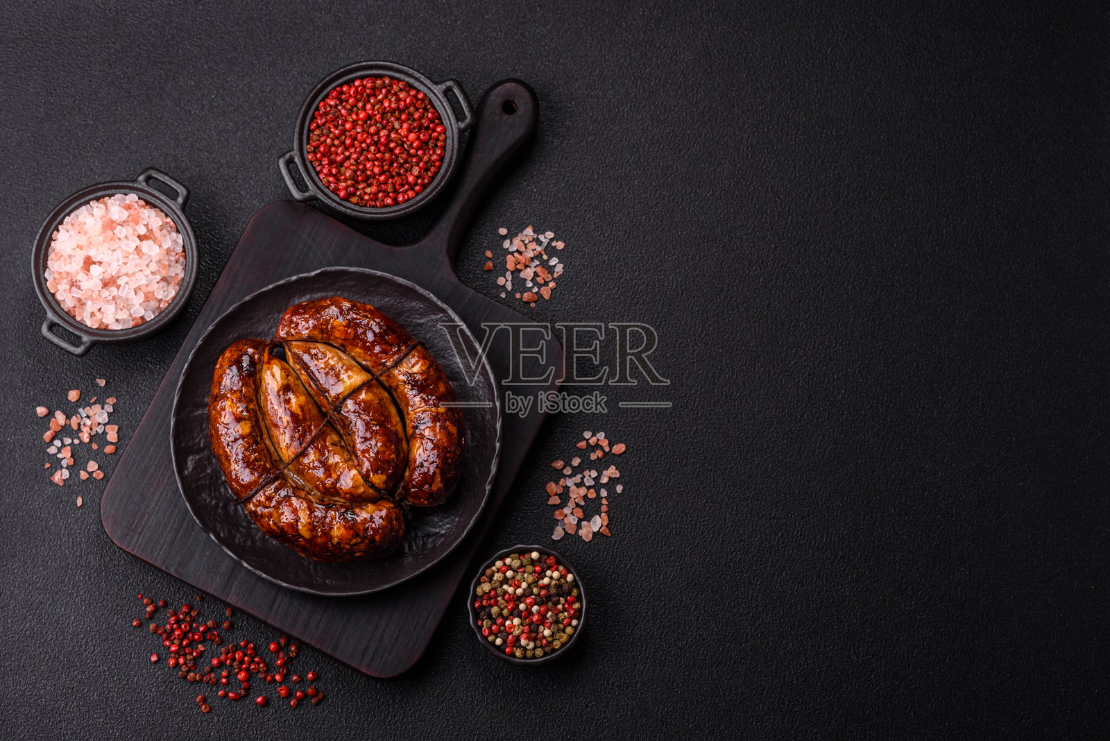 美味的香肠,配有盐、香料和草药照片摄影图片