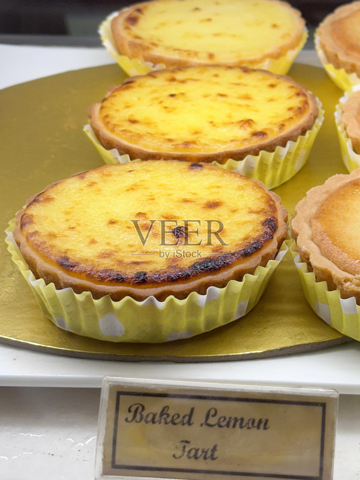 迷你柠檬塔,丰富的奶油馅,单个塔大小,精致的酥皮,刚出炉的蛋糕照片摄影图片