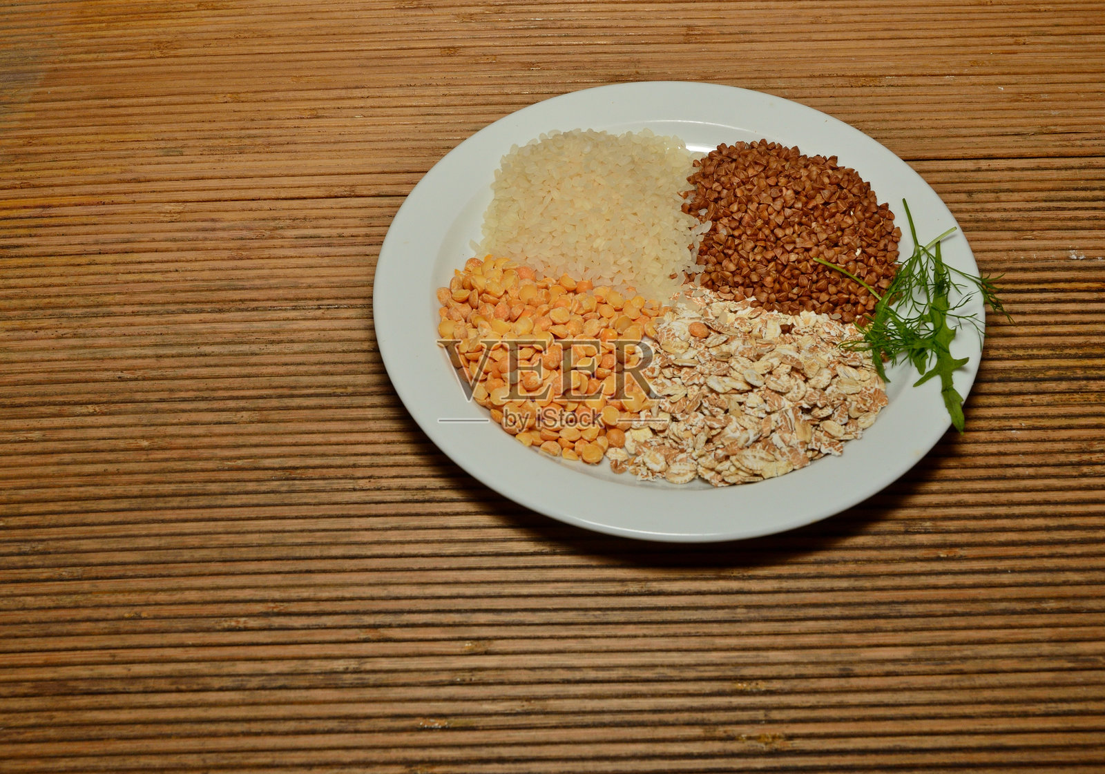 人们在家中烹饪不同的菜肴,包括粥和其他菜肴的烹饪过程。照片摄影图片