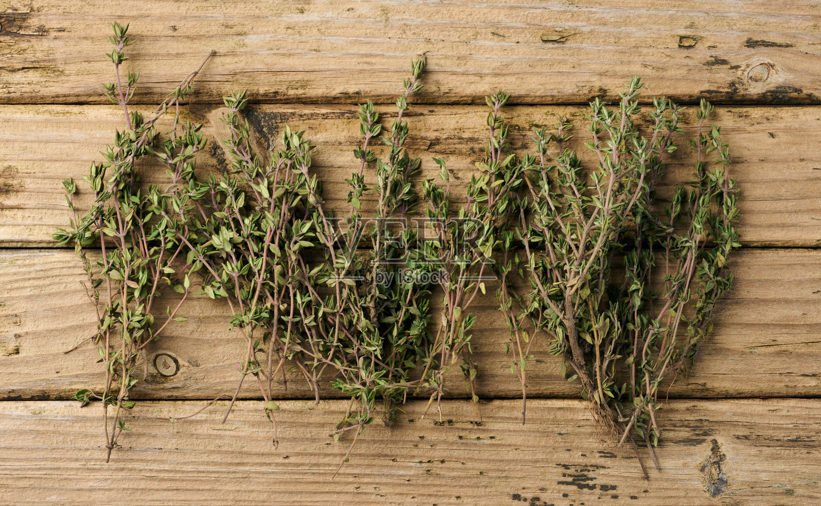 木桌上的百里香枝,俯视图照片摄影图片