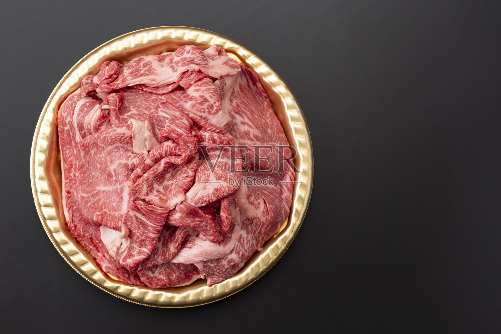 黑色背景上的牛肩肉用于涮锅照片摄影图片