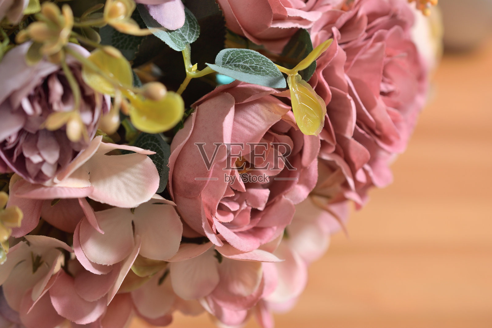 室内拍摄的花卉照片,展示了色彩缤纷的花束摆放在花瓶中。照片摄影图片