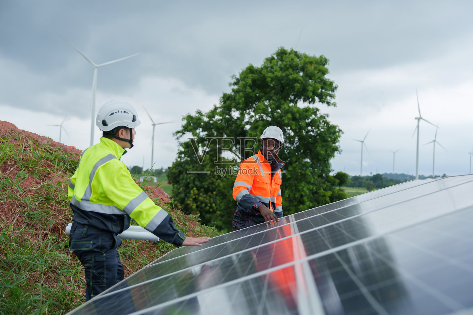 太阳能工程师负责咨询和监测风力涡轮机的效率。照片摄影图片