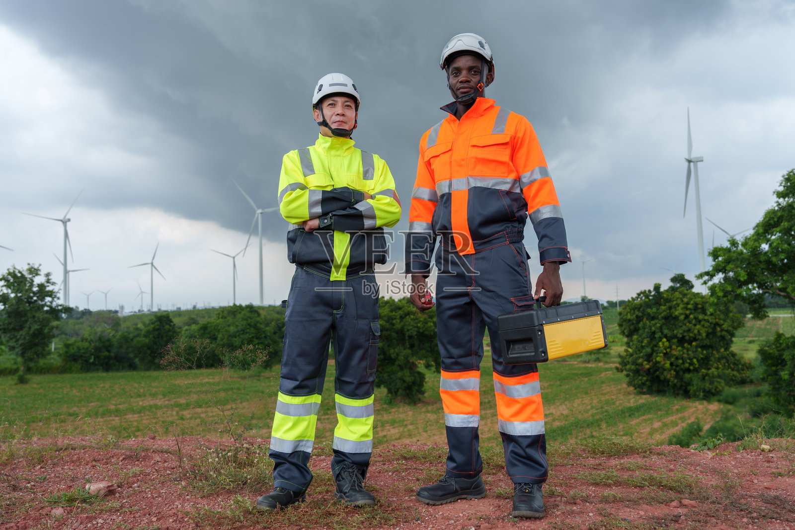 太阳能工程师负责咨询和监测风力涡轮机的效率。照片摄影图片