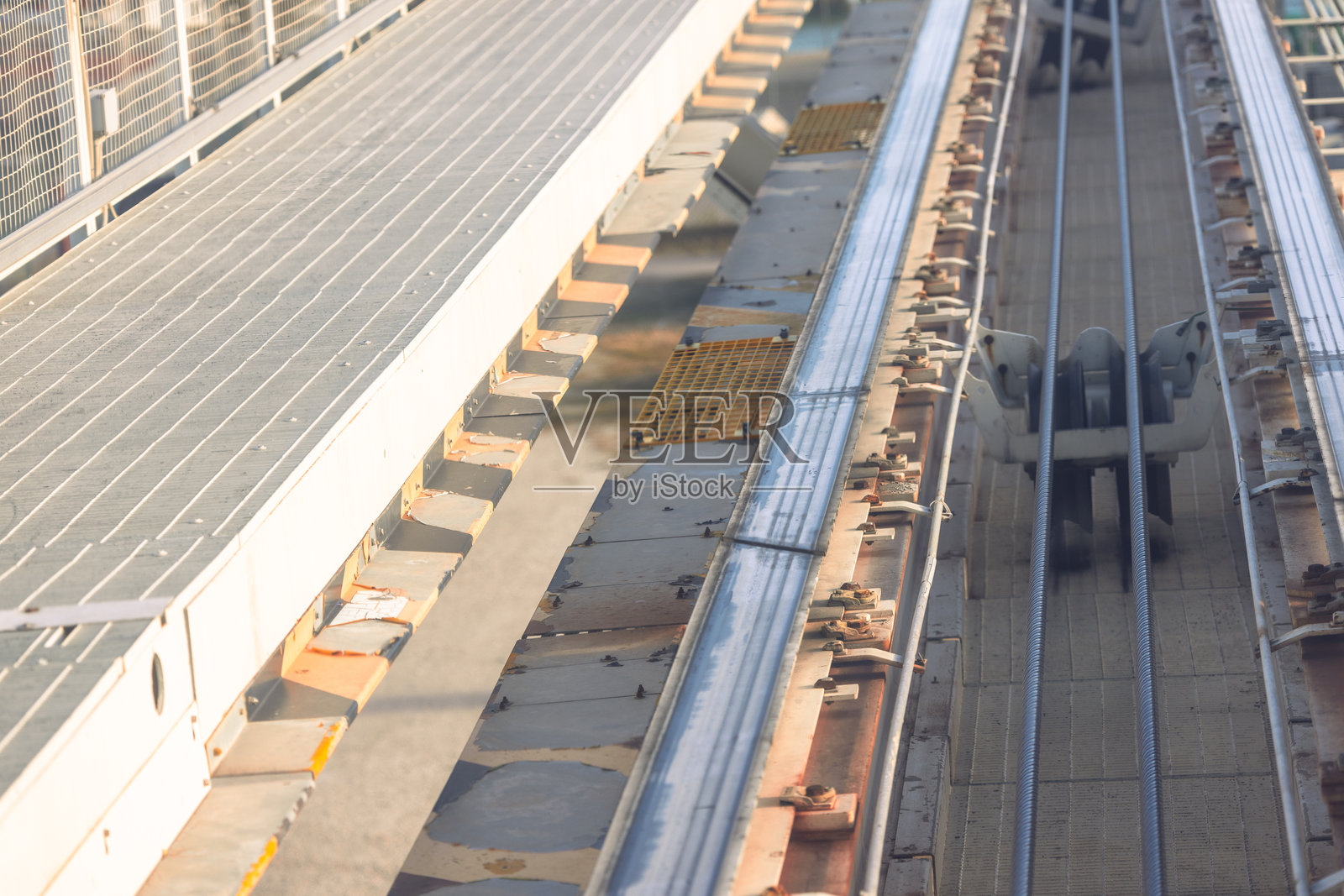 威尼斯高架铁路轨道基础设施的详细特写照片摄影图片