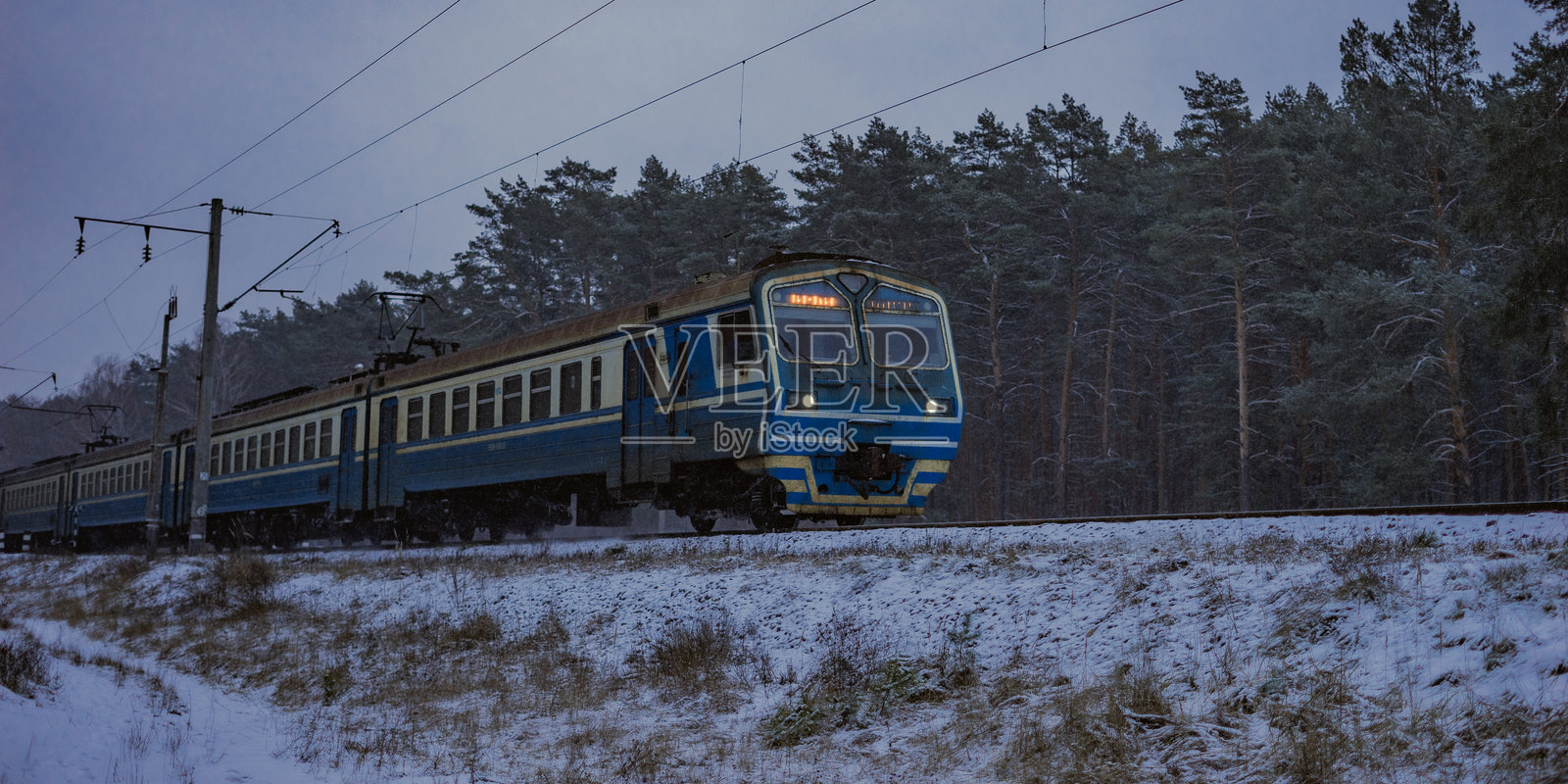 一列客运火车的车厢停在被雪覆盖的铁路侧线。切尔尼戈夫,2021年2月12日照片摄影图片