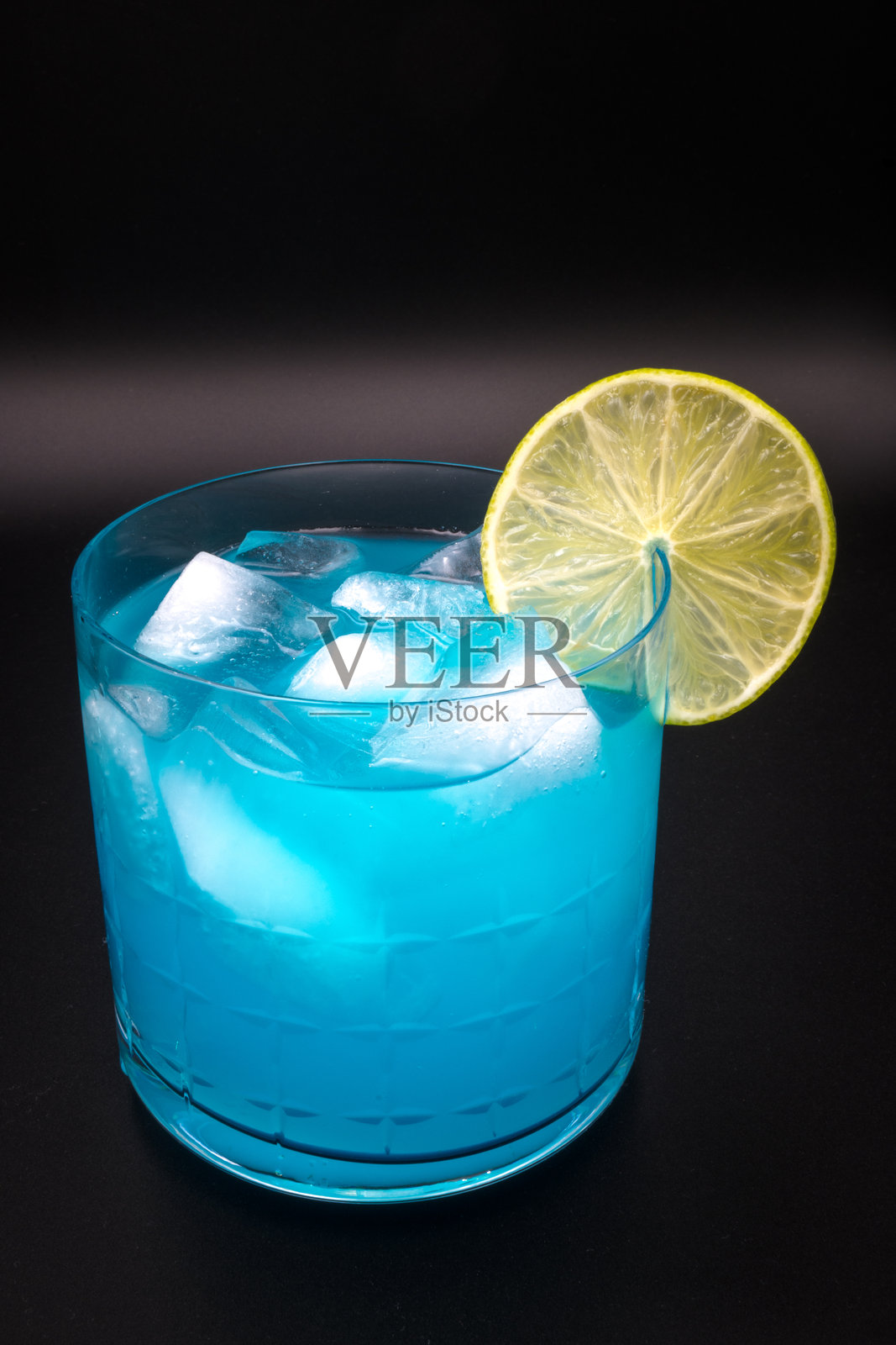 装饰性玻璃杯中的蓝色饮料照片摄影图片