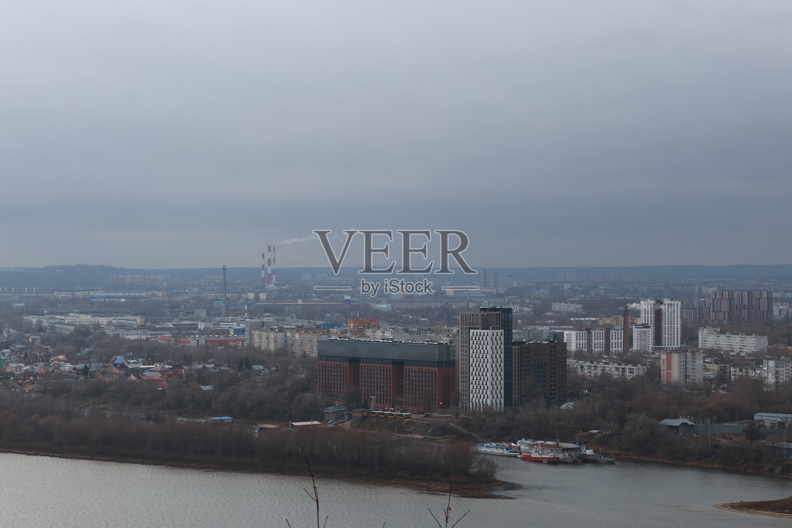 城市天际线中间有一座大型建筑照片摄影图片