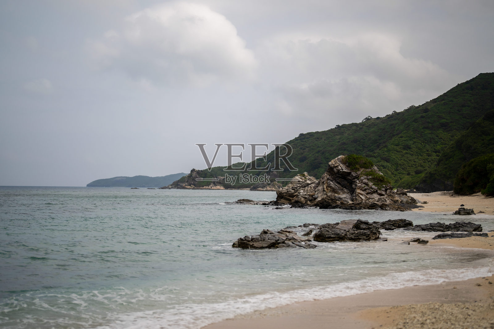 日本冲绳县座间味村赤岛的春季空旷海滩照片摄影图片