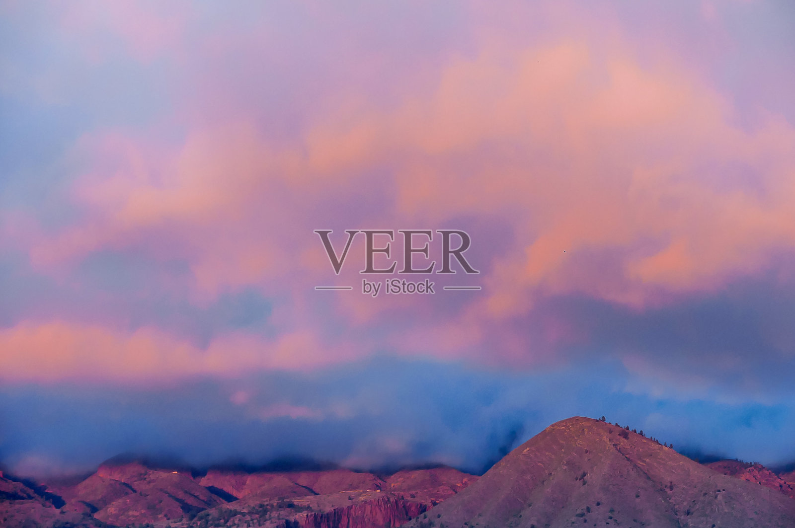 美丽的粉蓝色天空与云朵照片摄影图片