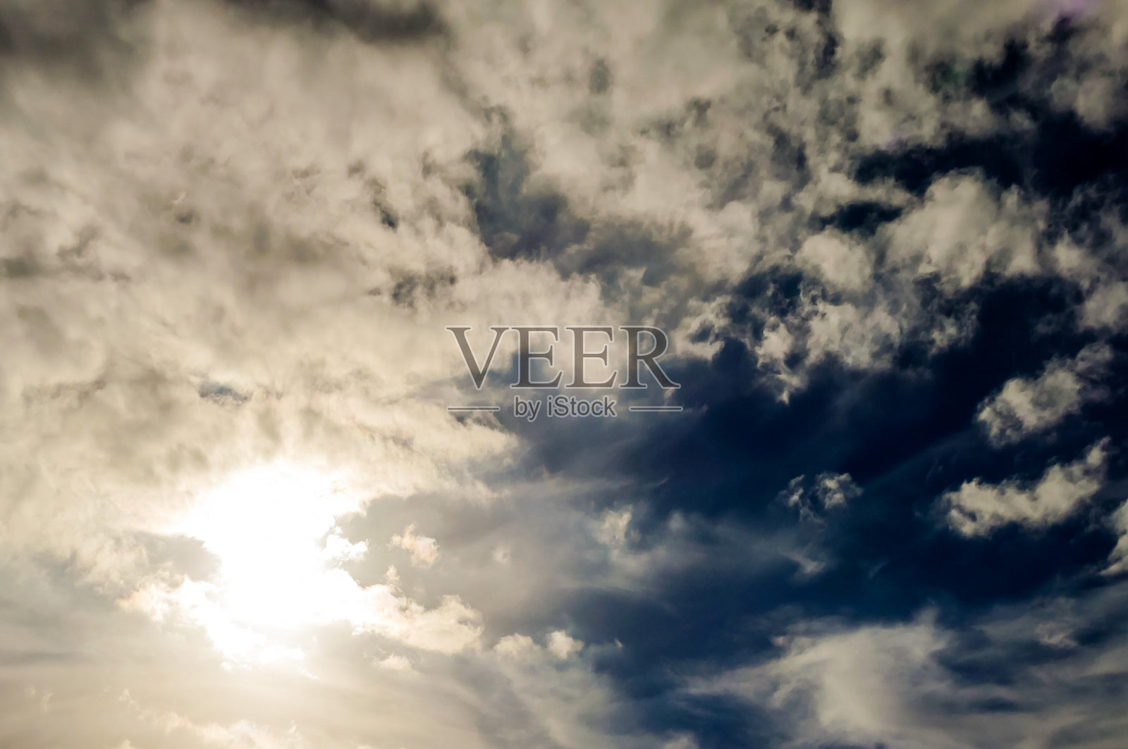 天空多云,阳光透过云层洒下。照片摄影图片