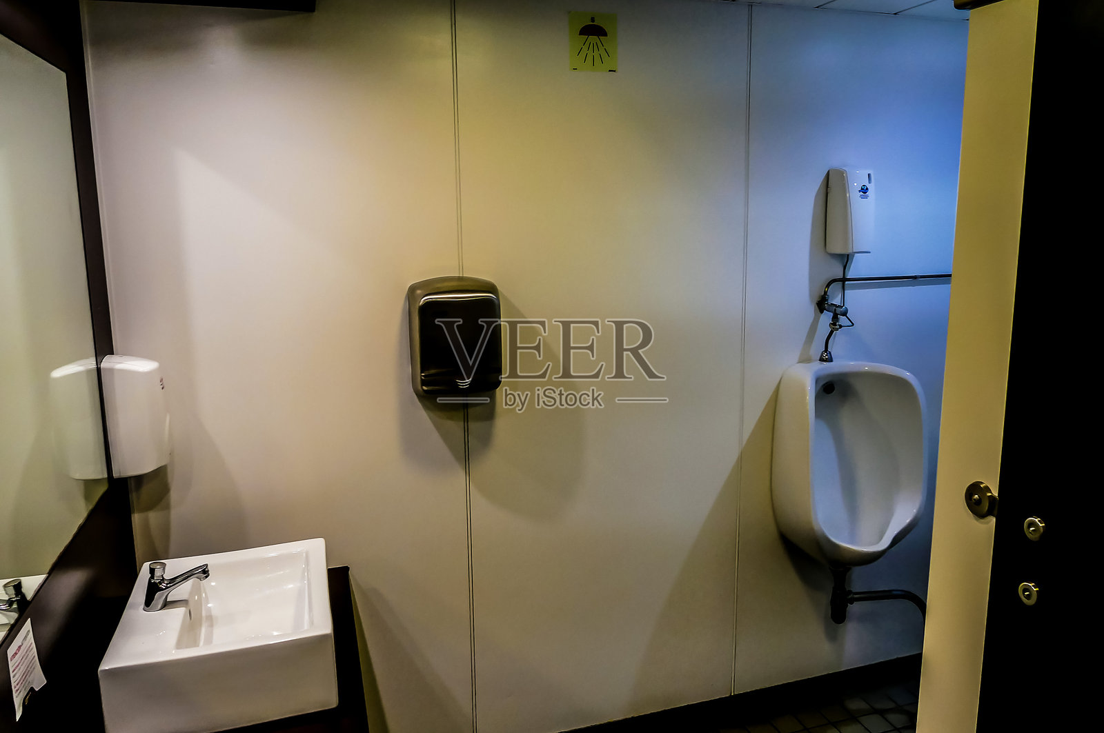 一个带有洗手池和小便池的浴室照片摄影图片