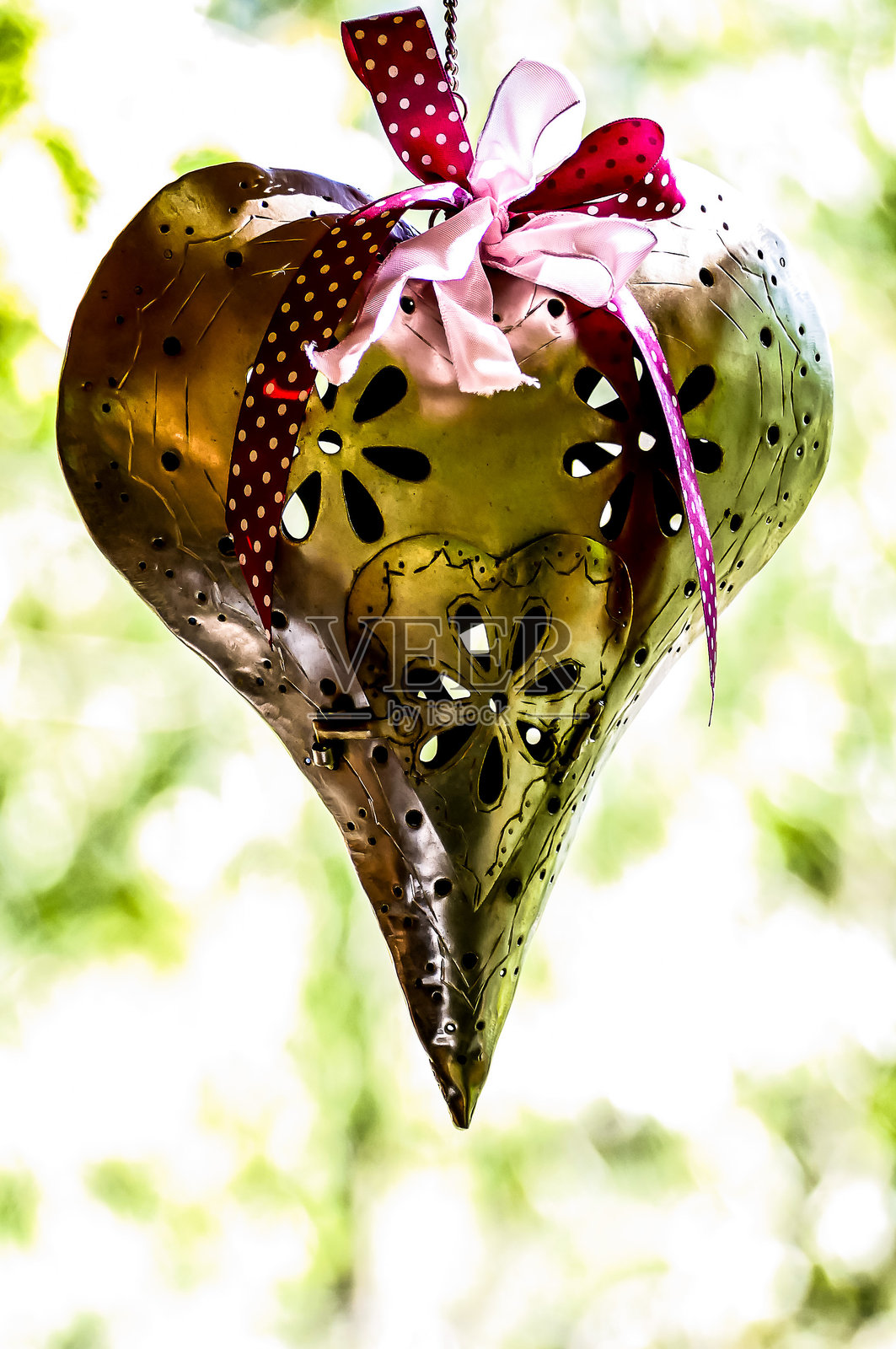 一个心形装饰品,上面挂着一条红色丝带照片摄影图片