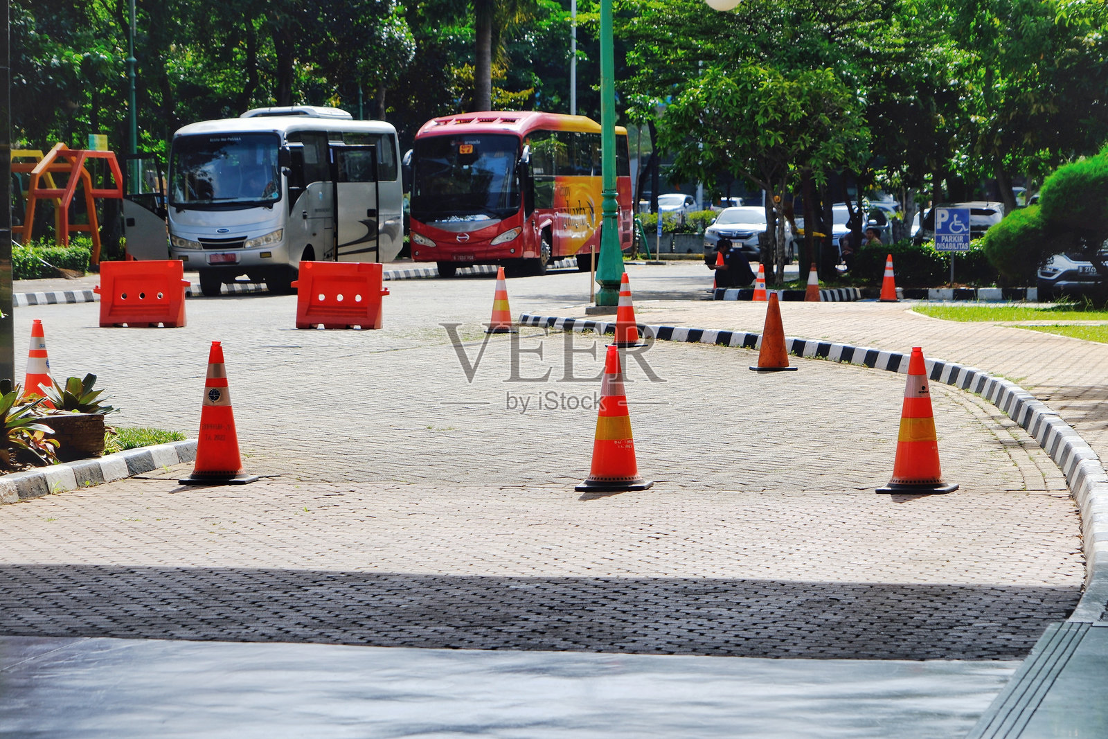 美丽的户外城市街道公交风景照片摄影图片