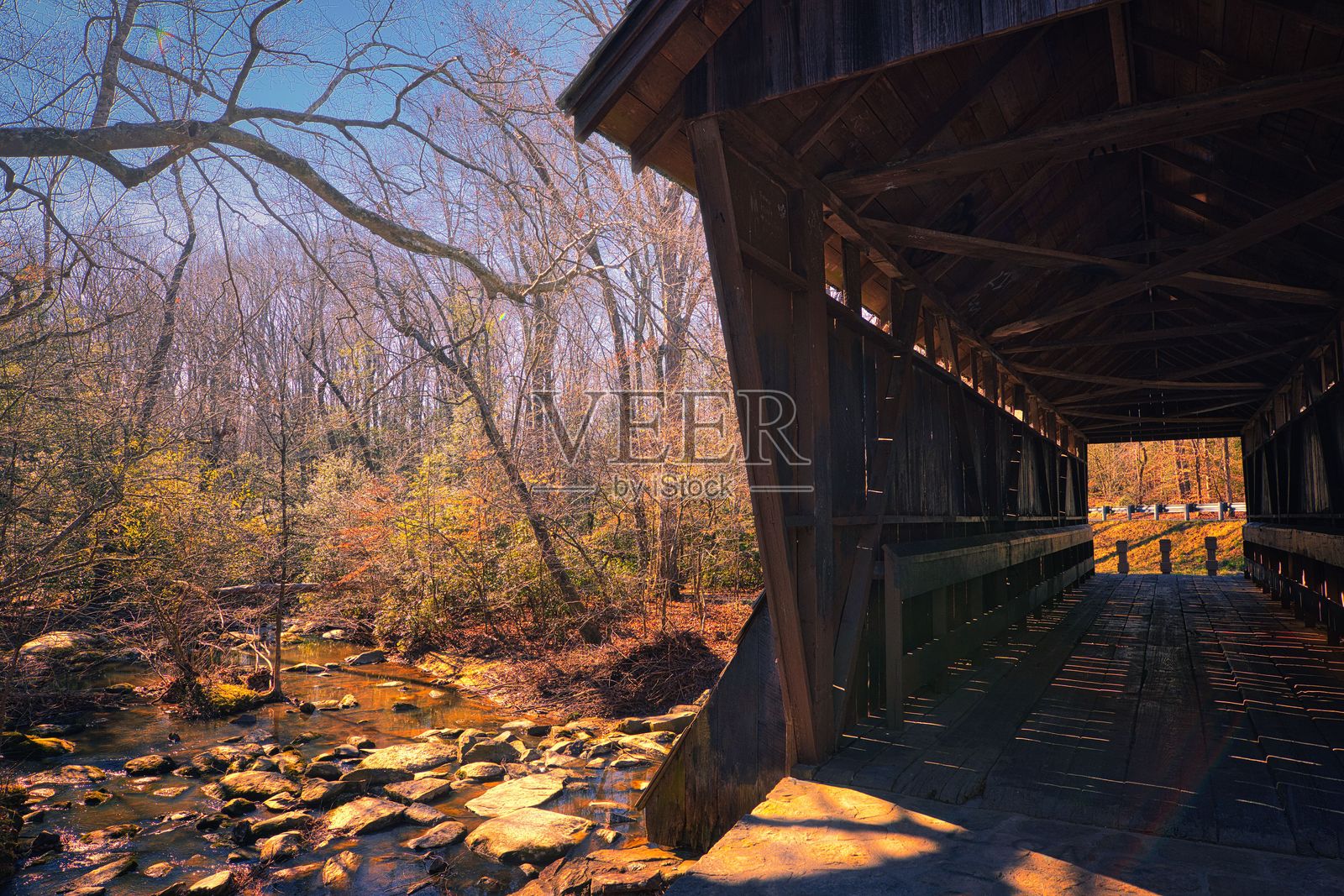 皮斯卡河有盖桥的对比照片摄影图片