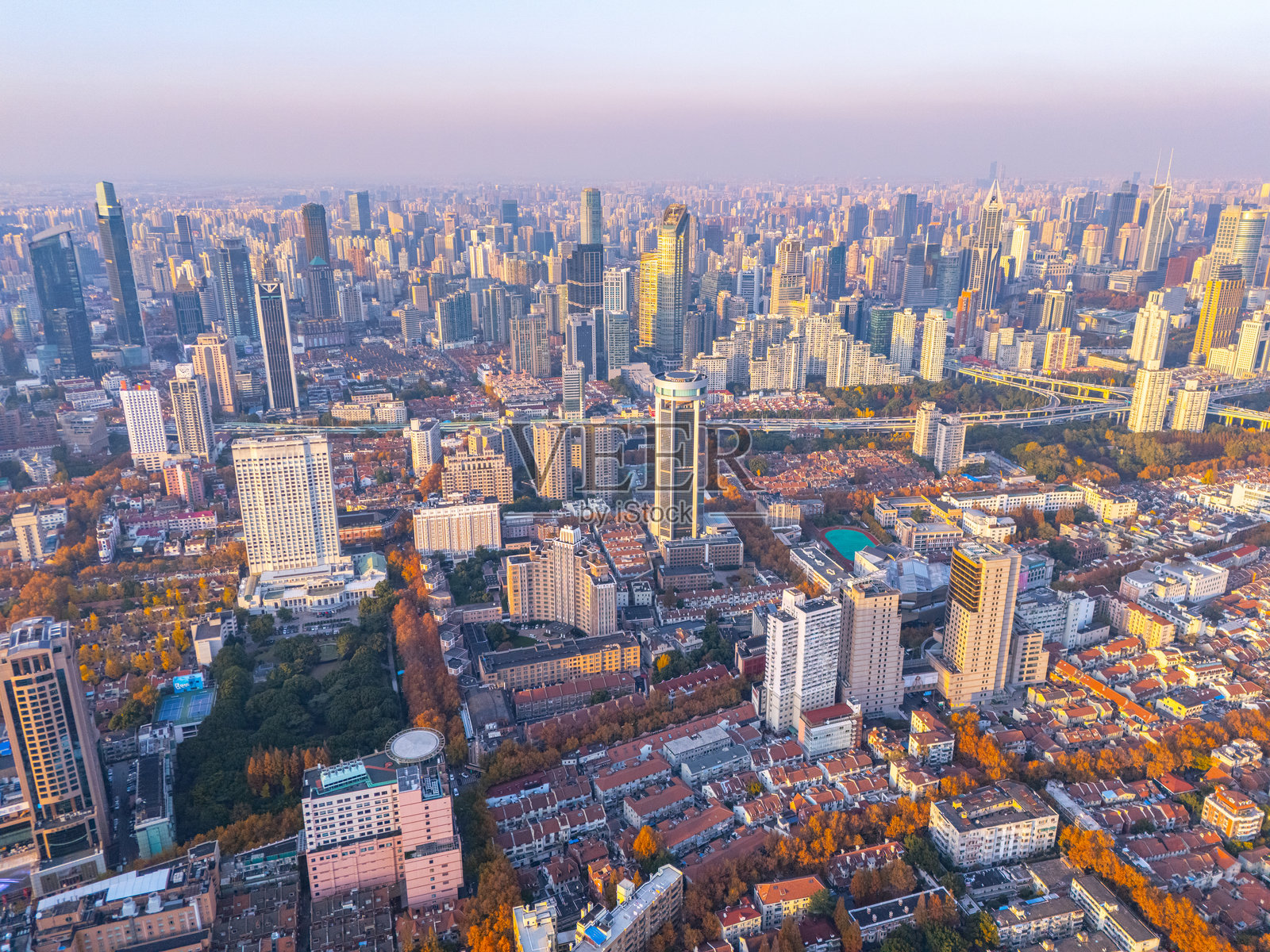 秋季上海天际线的鸟瞰图照片摄影图片