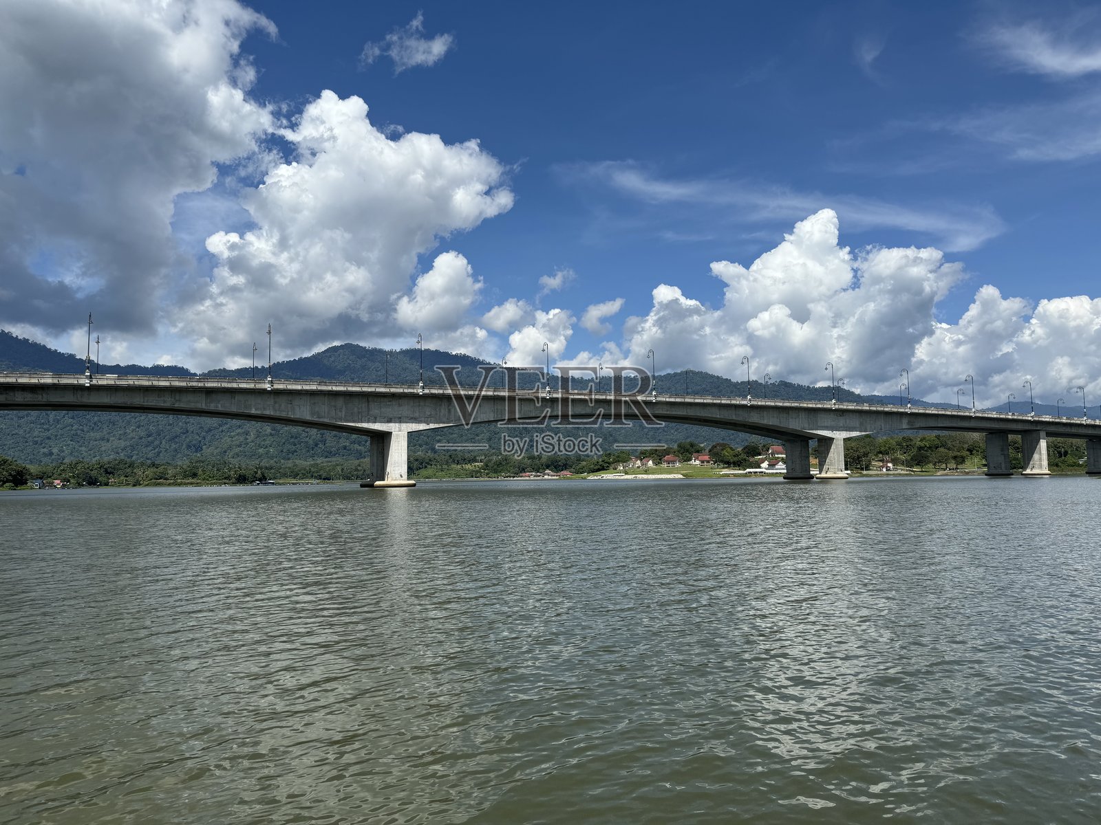 马来西亚霹雳州Lenggong的Raban湖上方的公路桥风景。照片摄影图片