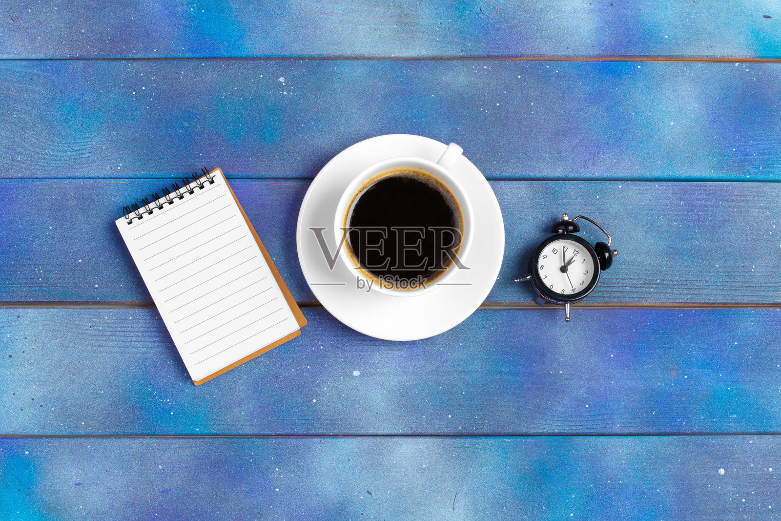 蓝色木背景上的空白便签纸和咖啡杯的待办事项清单样稿。照片摄影图片