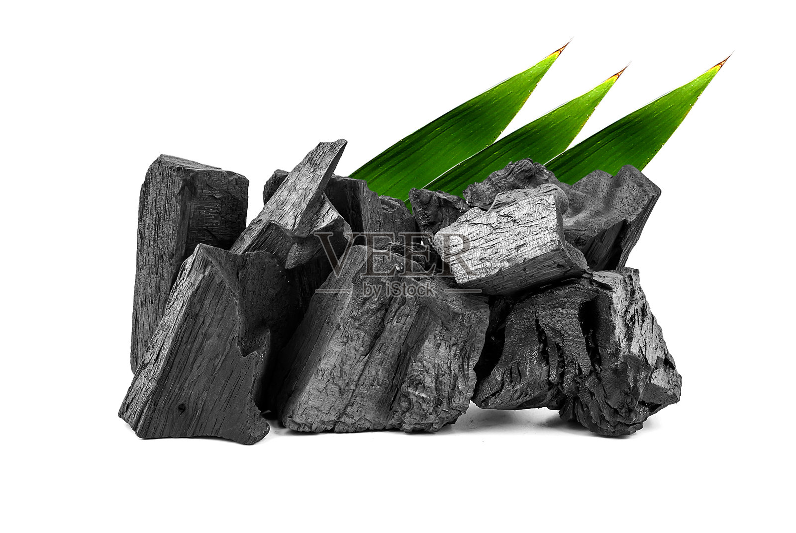 天然木炭或传统硬木炭,背景为白色。照片摄影图片