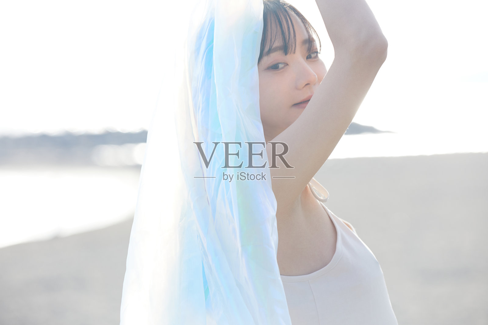 年轻的亚洲女性在海滩上漫步照片摄影图片