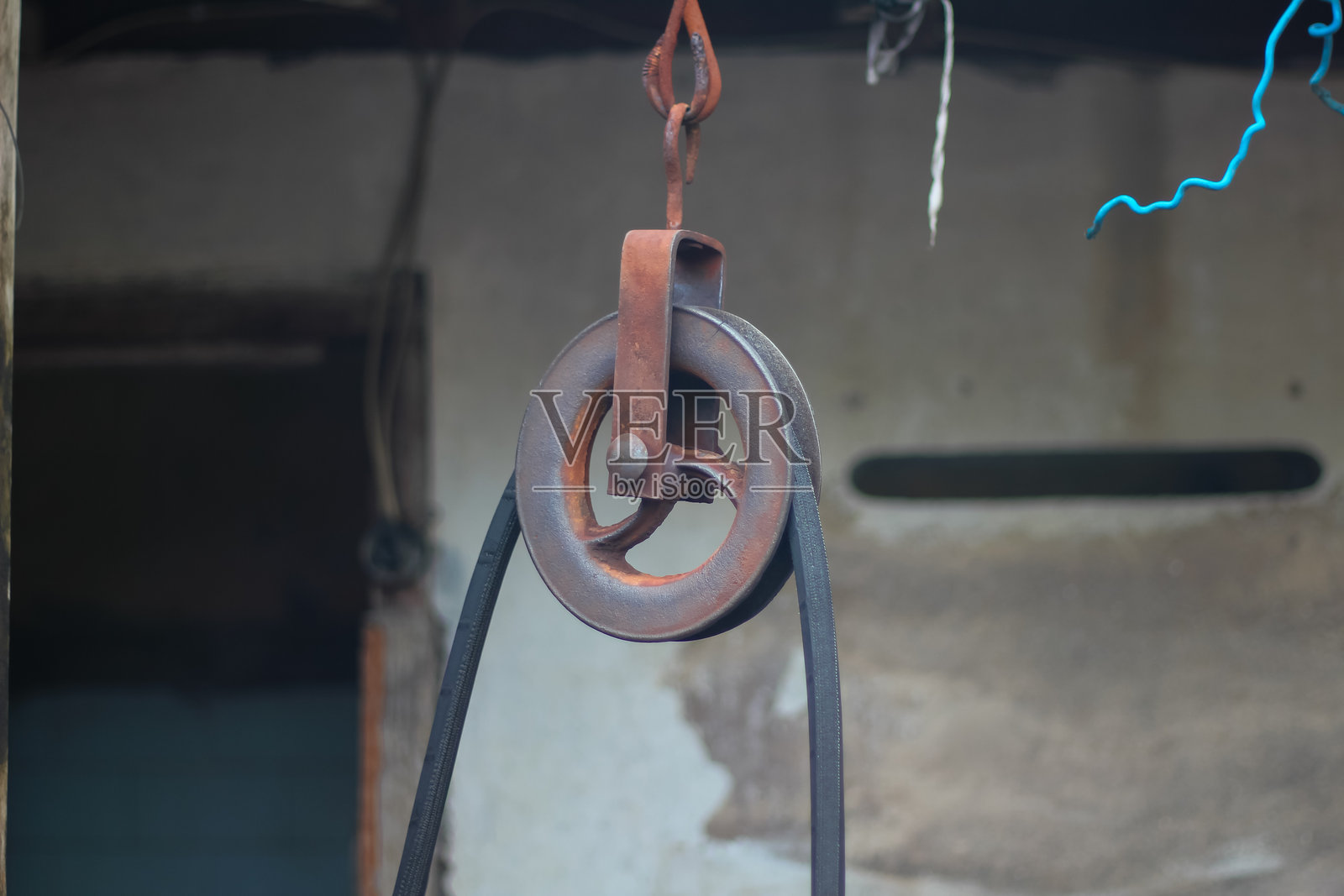 生锈的井吊 pulley 背景虚化照片摄影图片