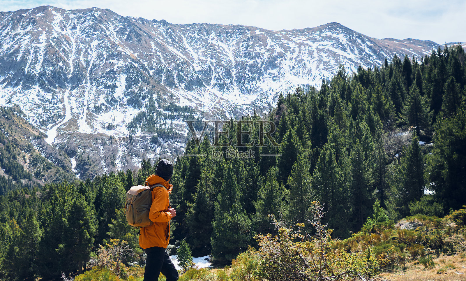 背包男士望向雪山照片摄影图片