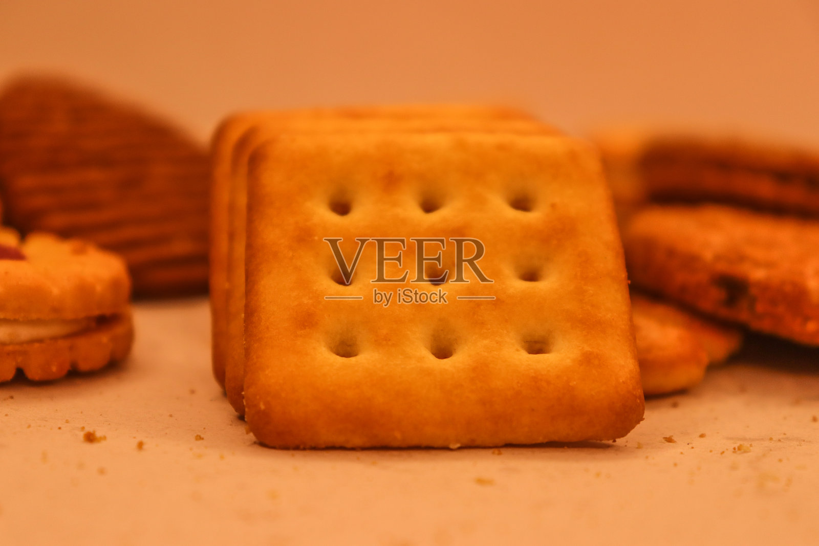 模糊背景下非常美丽可口的黄油饼干照片照片摄影图片