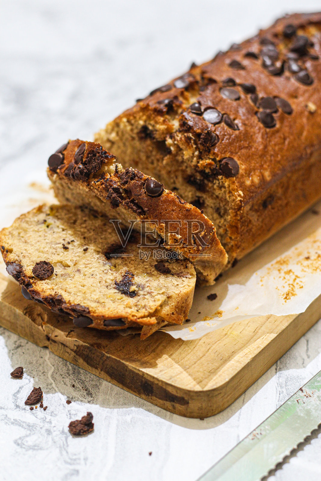 木砧板上的香蕉面包。照片摄影图片